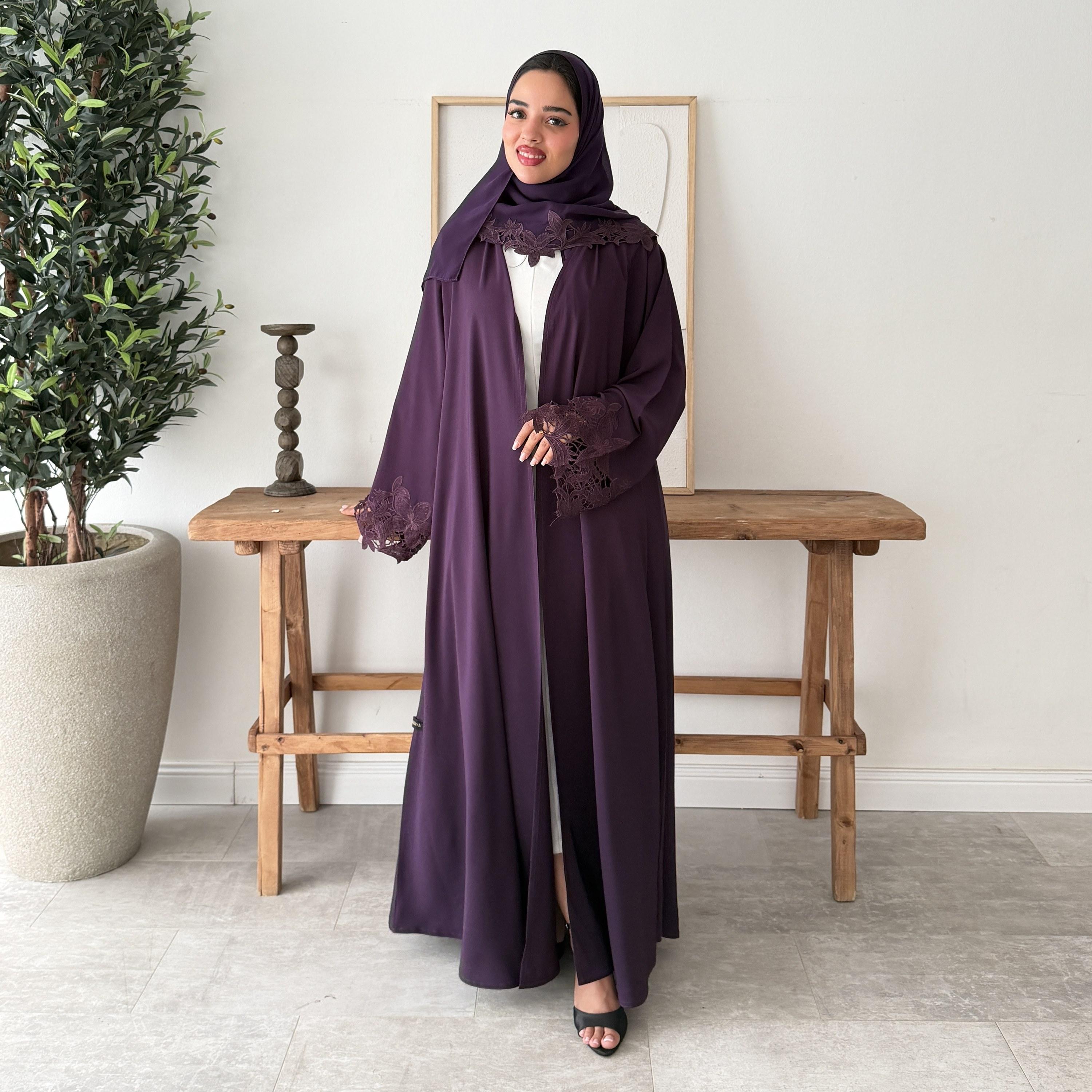 عباية نسائية بتصميم كلوش فليرد مطرزة بالزهور بأكمام واسعة من الكريب الأوكراني مع طرحة من لوسين عباية-women-arabicclothing-abayas-image-6