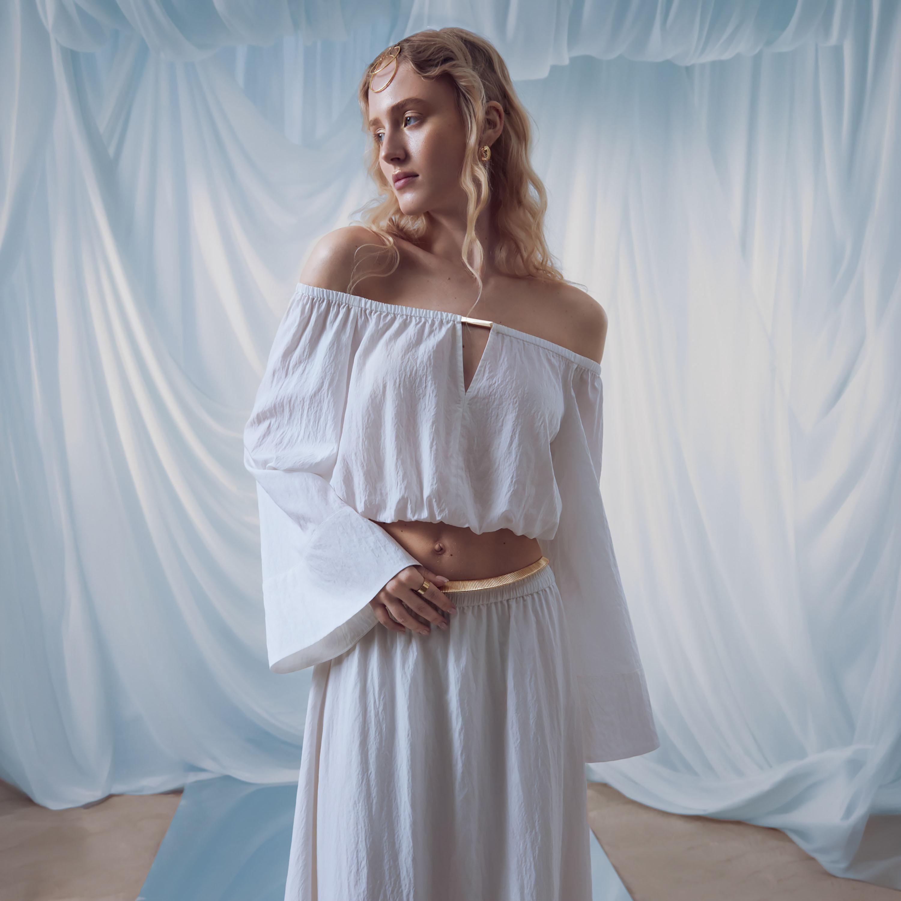 بلوزة باندو نسائية مكشوفة الكتفين بقوام بارز باللون الأبيض من ليتشي-women-clothing-shirtsandblouses-blouses-image-1