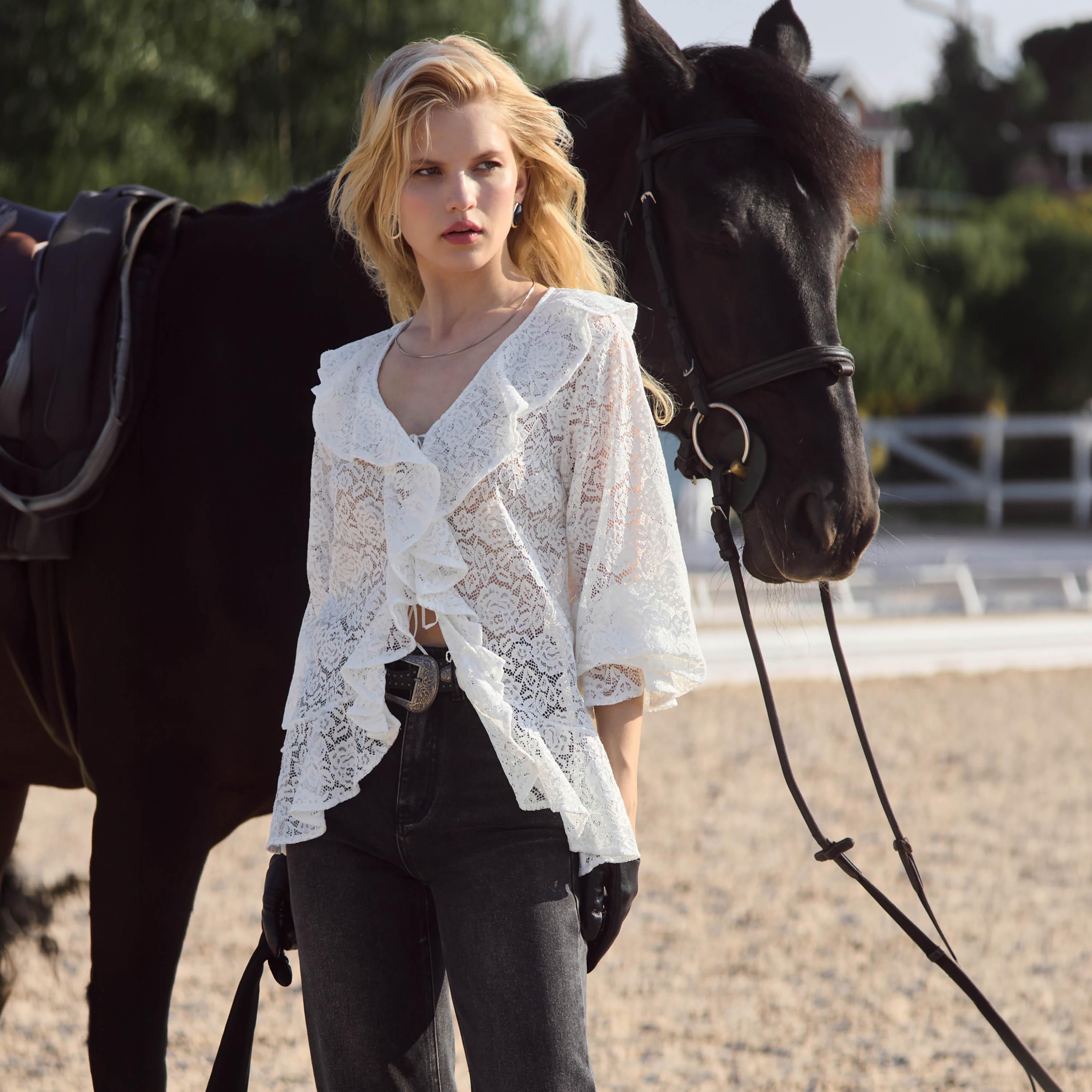 توب بياقة مكشكشة من الدانتيل بنقشة زهور للنساء من ليتشي-women-clothing-shirtsandblouses-blouses-image-1