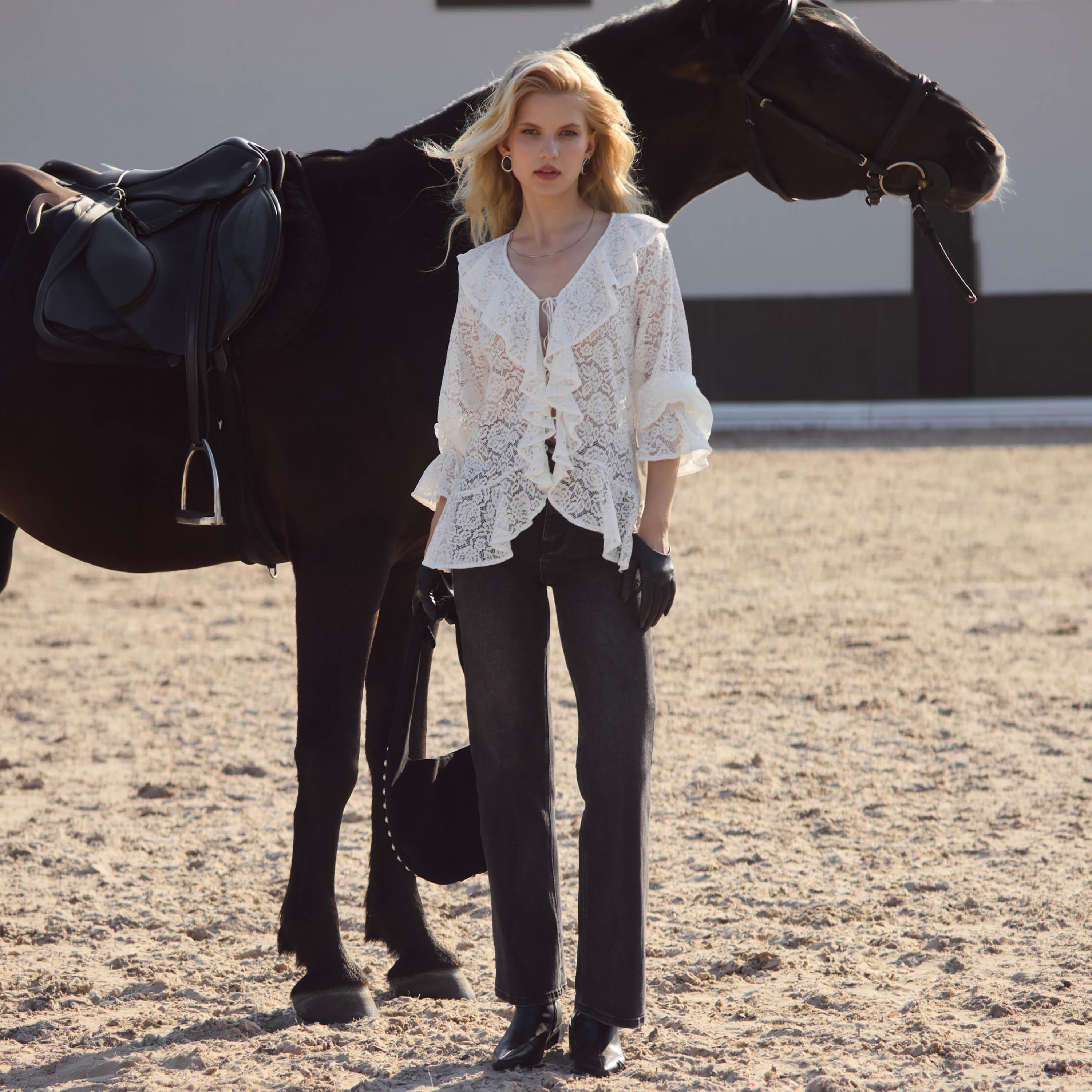 توب بياقة مكشكشة من الدانتيل بنقشة زهور للنساء من ليتشي-women-clothing-shirtsandblouses-blouses-image-2