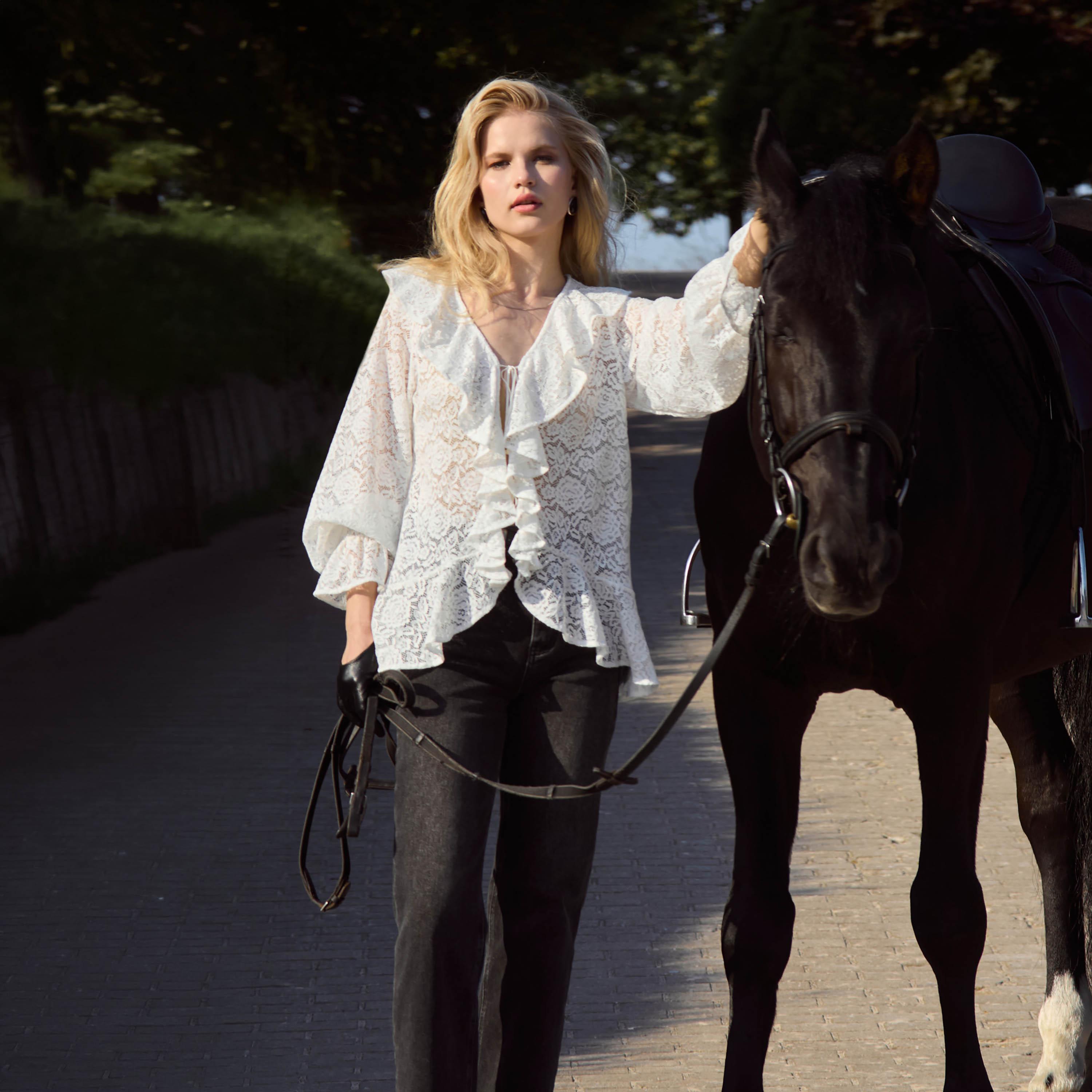 توب بياقة مكشكشة من الدانتيل بنقشة زهور للنساء من ليتشي-women-clothing-shirtsandblouses-blouses-image-3