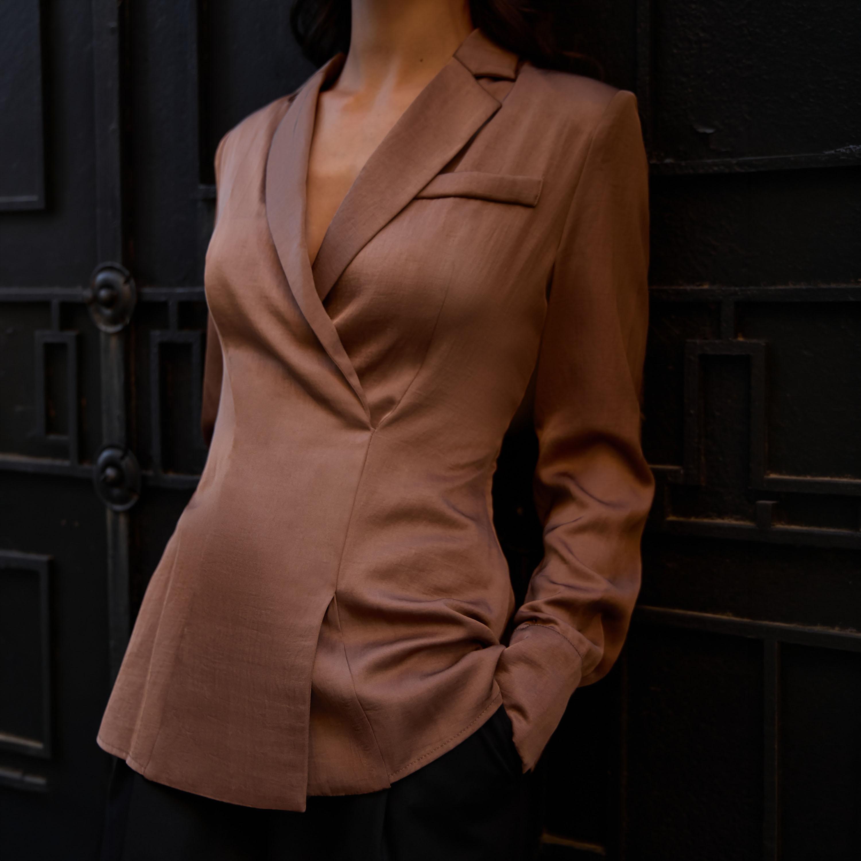 بلازر نسائي بياقة لابل باللون البني من ليتشي-women-clothing-coatsandjackets-blazers-image-4