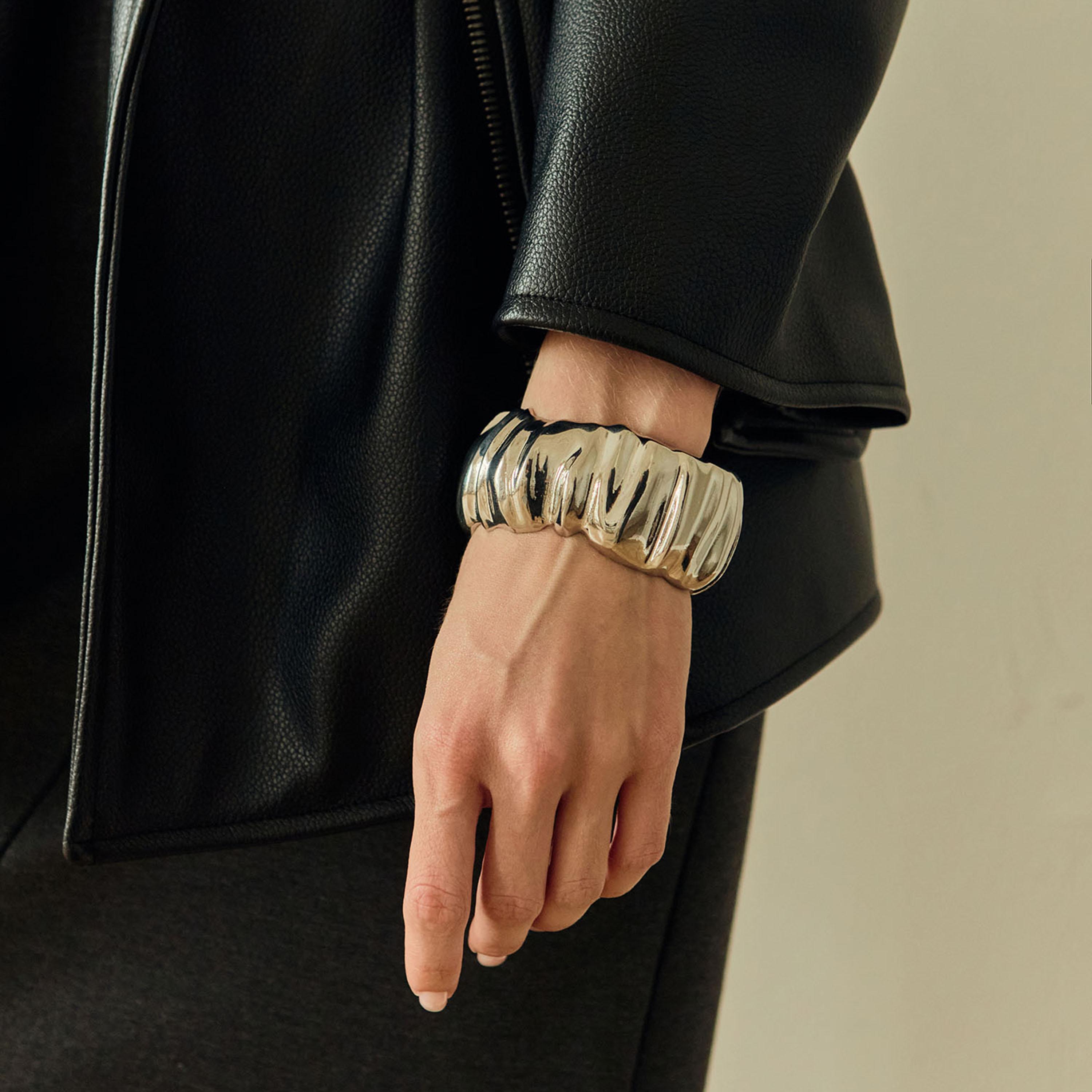 سوار ليتشي فضي للنساء من سبيكة النحاس بتصميم ضخم-women-watchesandjewellery-jewellery-banglesandbracelets-image-1