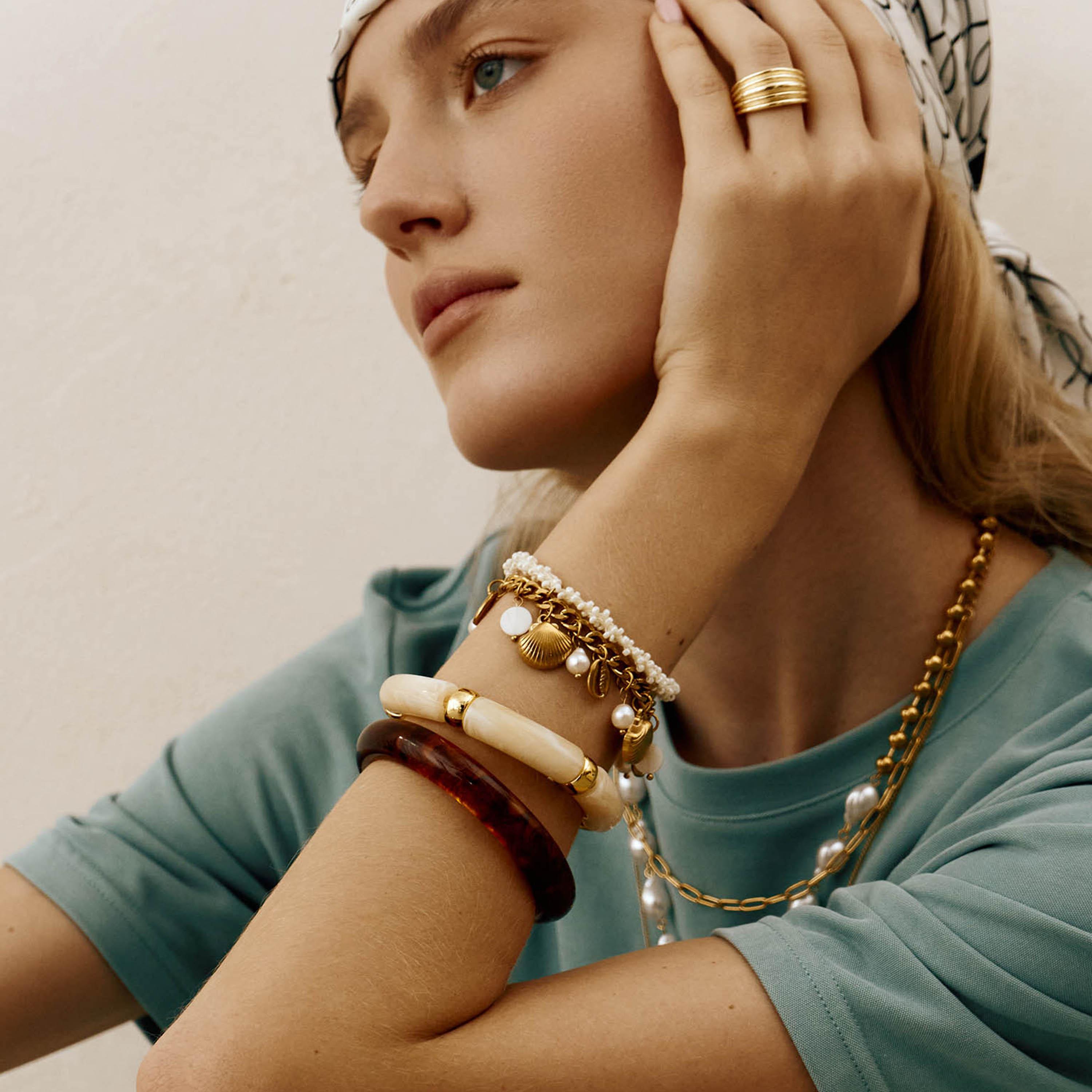 سوار ليتشي ذهبي من الستيل مع دليات لؤلؤ وأصداف-women-watchesandjewellery-jewellery-banglesandbracelets-image-1