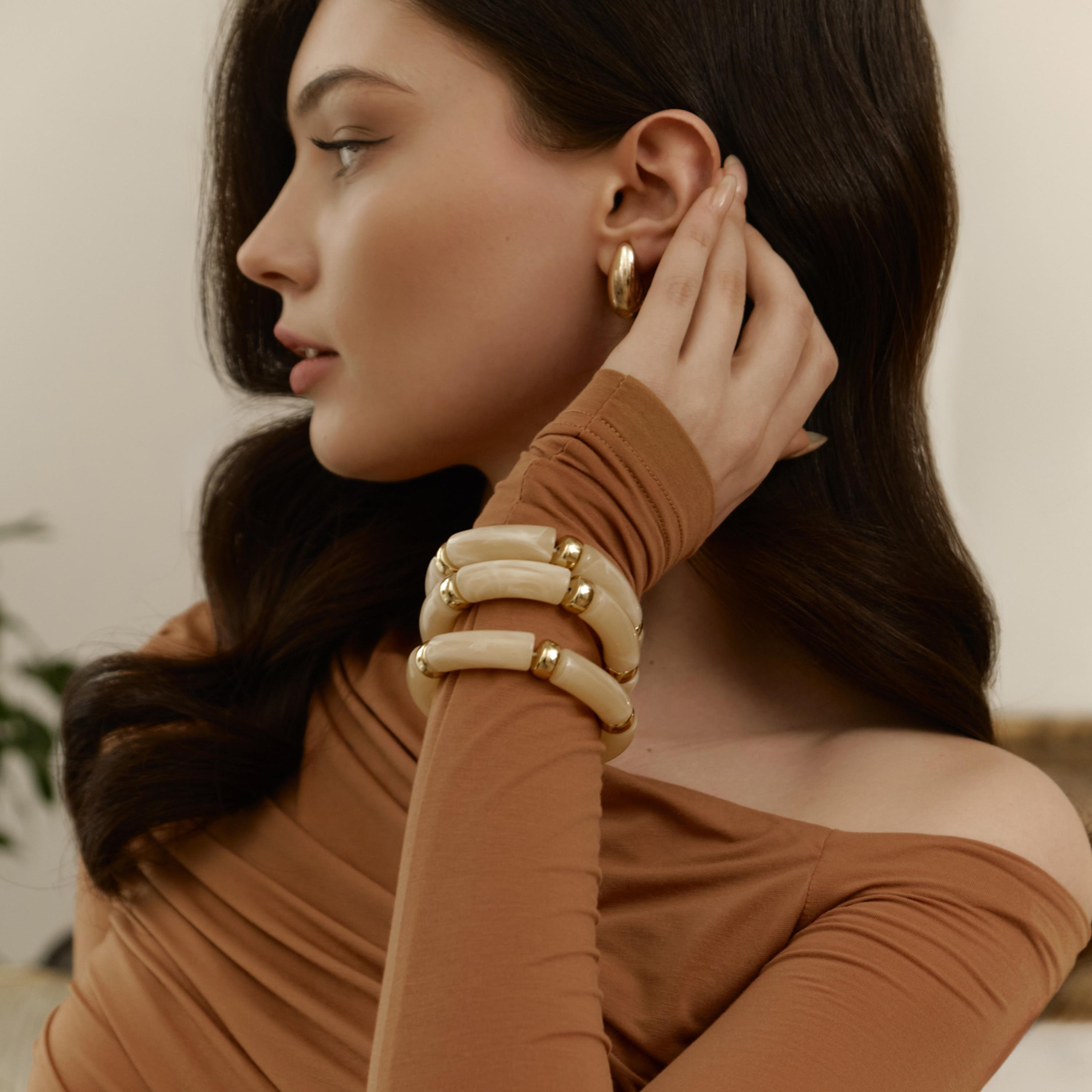 سوار ليتشي بيج بلاستيك بتصميم طبقات متراصة-women-watchesandjewellery-jewellery-banglesandbracelets-image-1