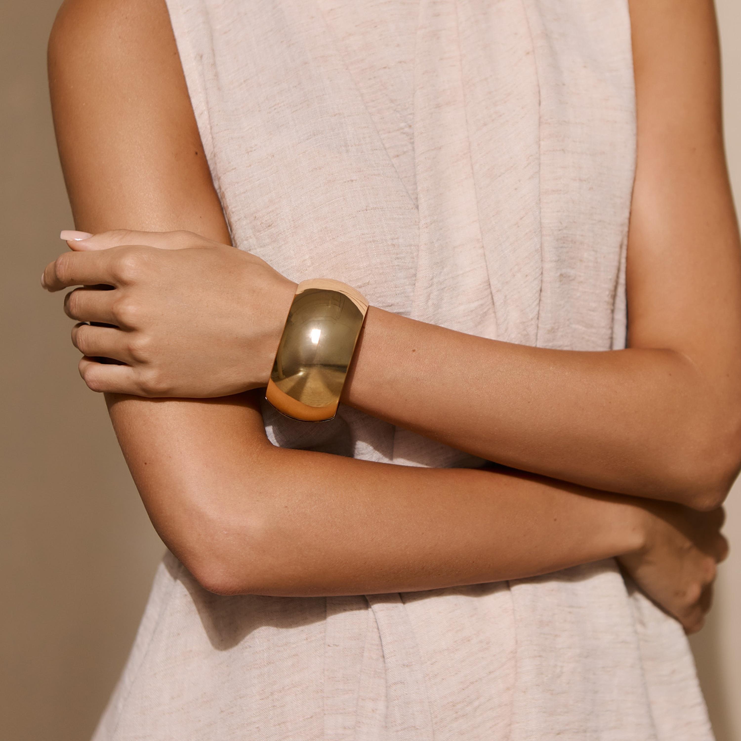 سوار ليتشي ذهبي من سبيكة النحاس بتصميم ضخم-women-watchesandjewellery-jewellery-banglesandbracelets-image-1
