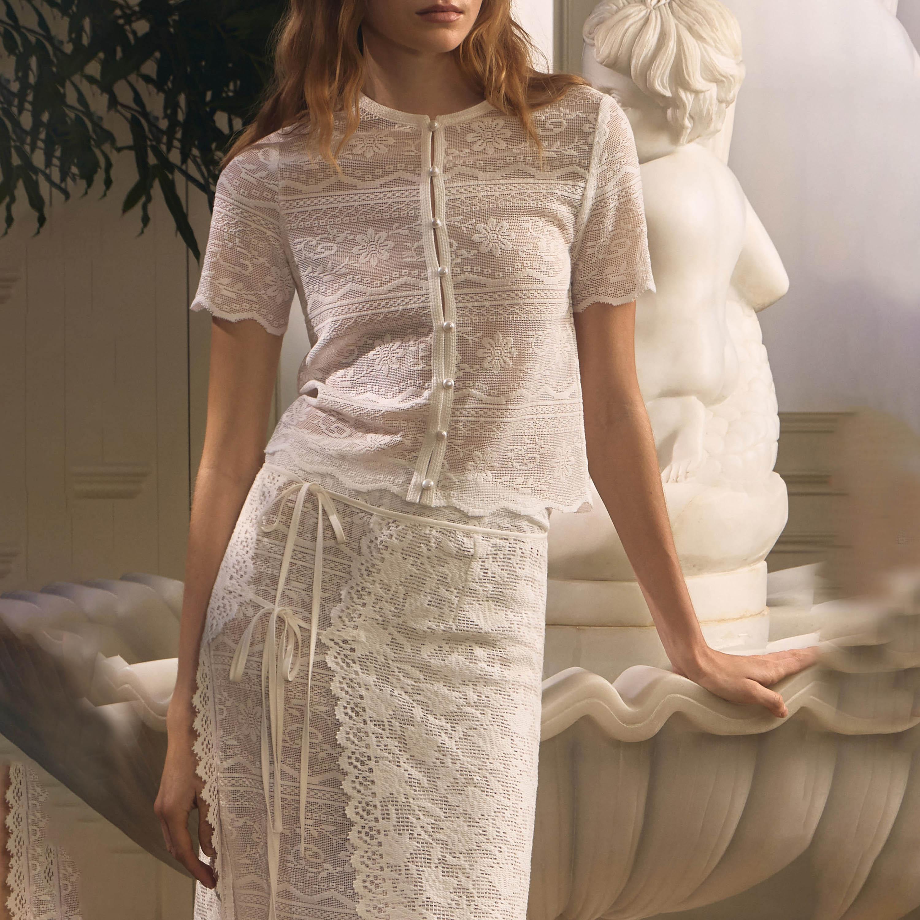 بلوزة حياكة بنقشة زهور للنساء باللون الأبيض من ليتشي-women-clothing-shirtsandblouses-blouses-image-4