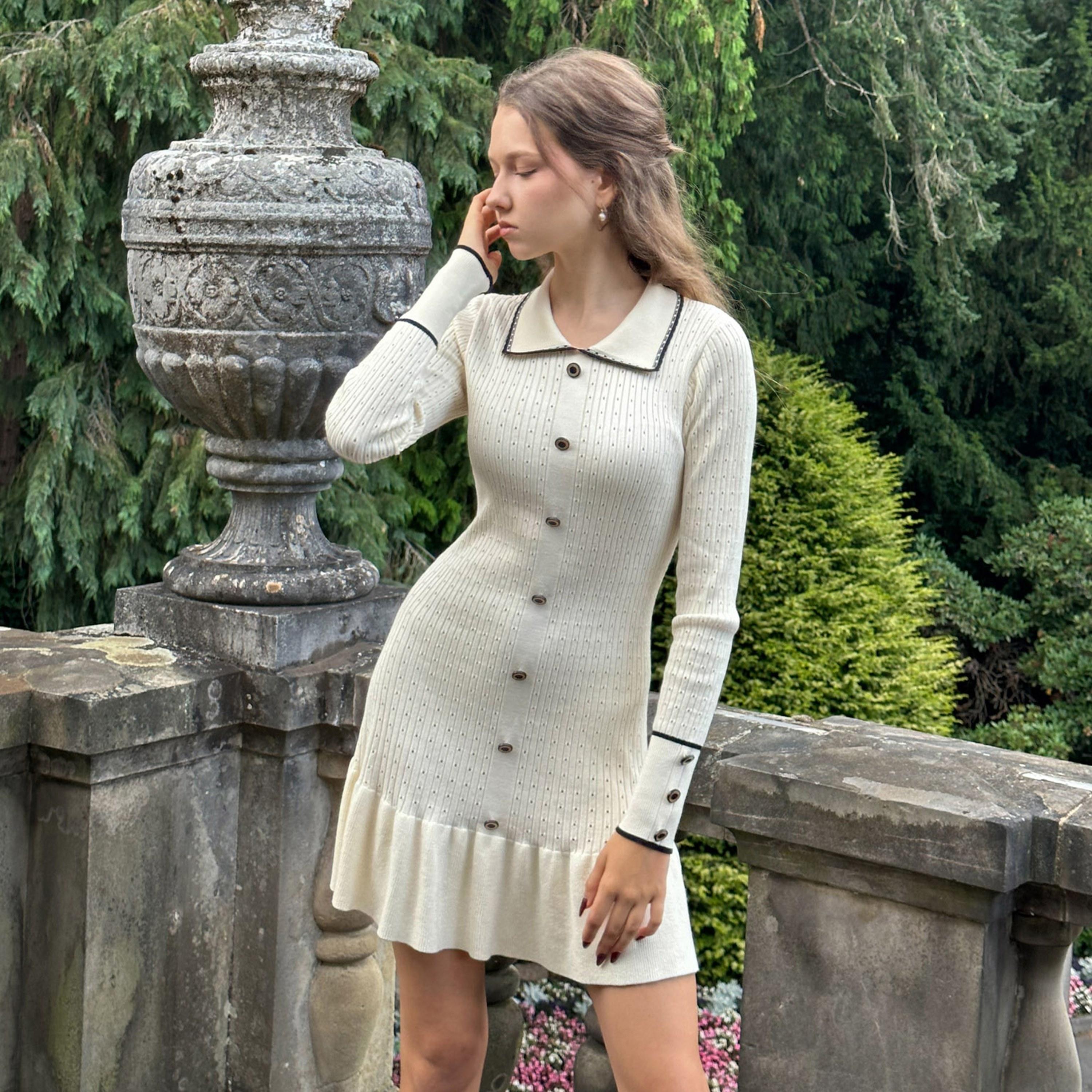 فستان ميني مضلع بياقة وخصر منخفض للنساء باللون الأبيض من ليتشي-women-clothing-dresses-image-1