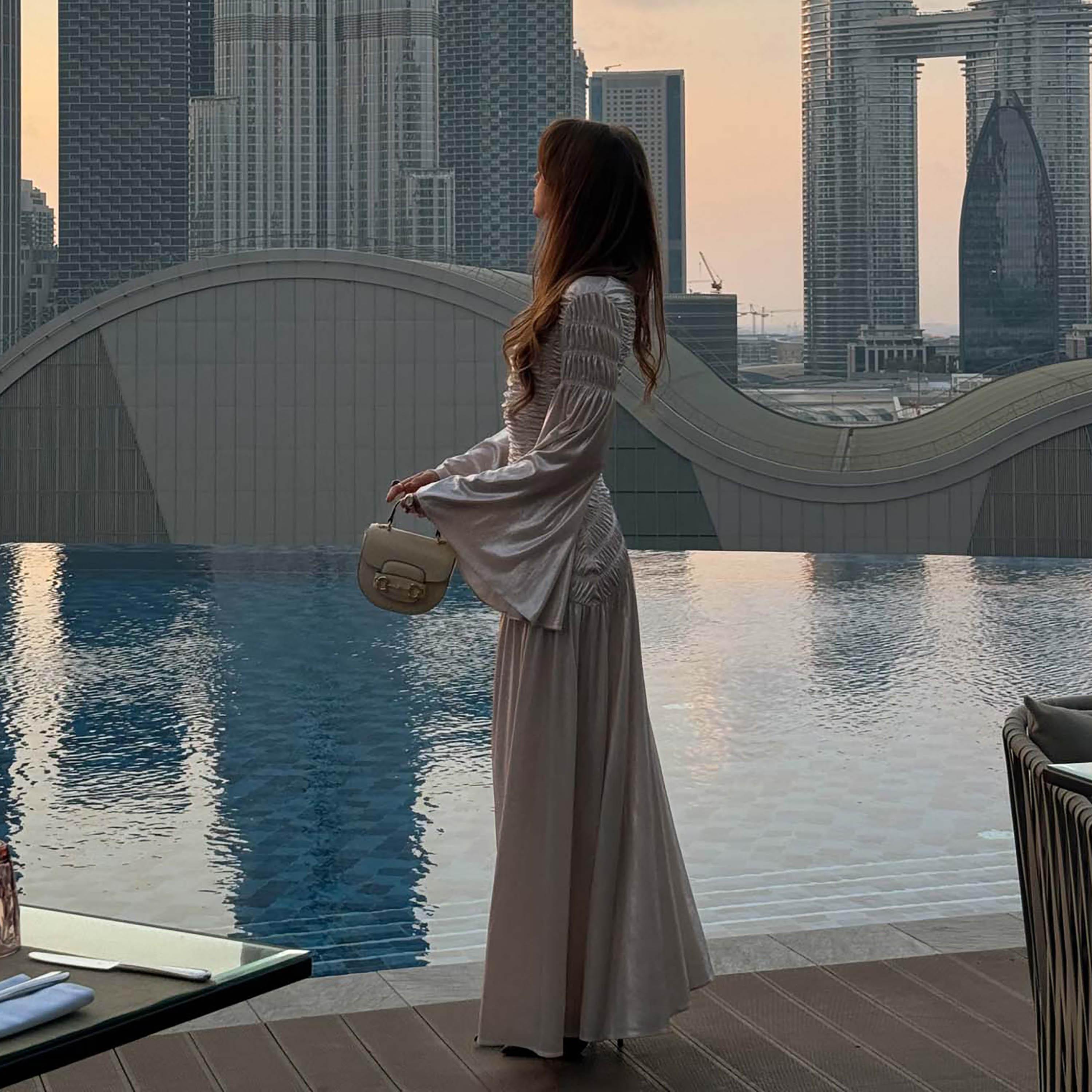 فستان سهرة ماكسي كلوش ستان بأكمام جرس وتفاصيل زم من ليتشي-women-clothing-dresses-image-2