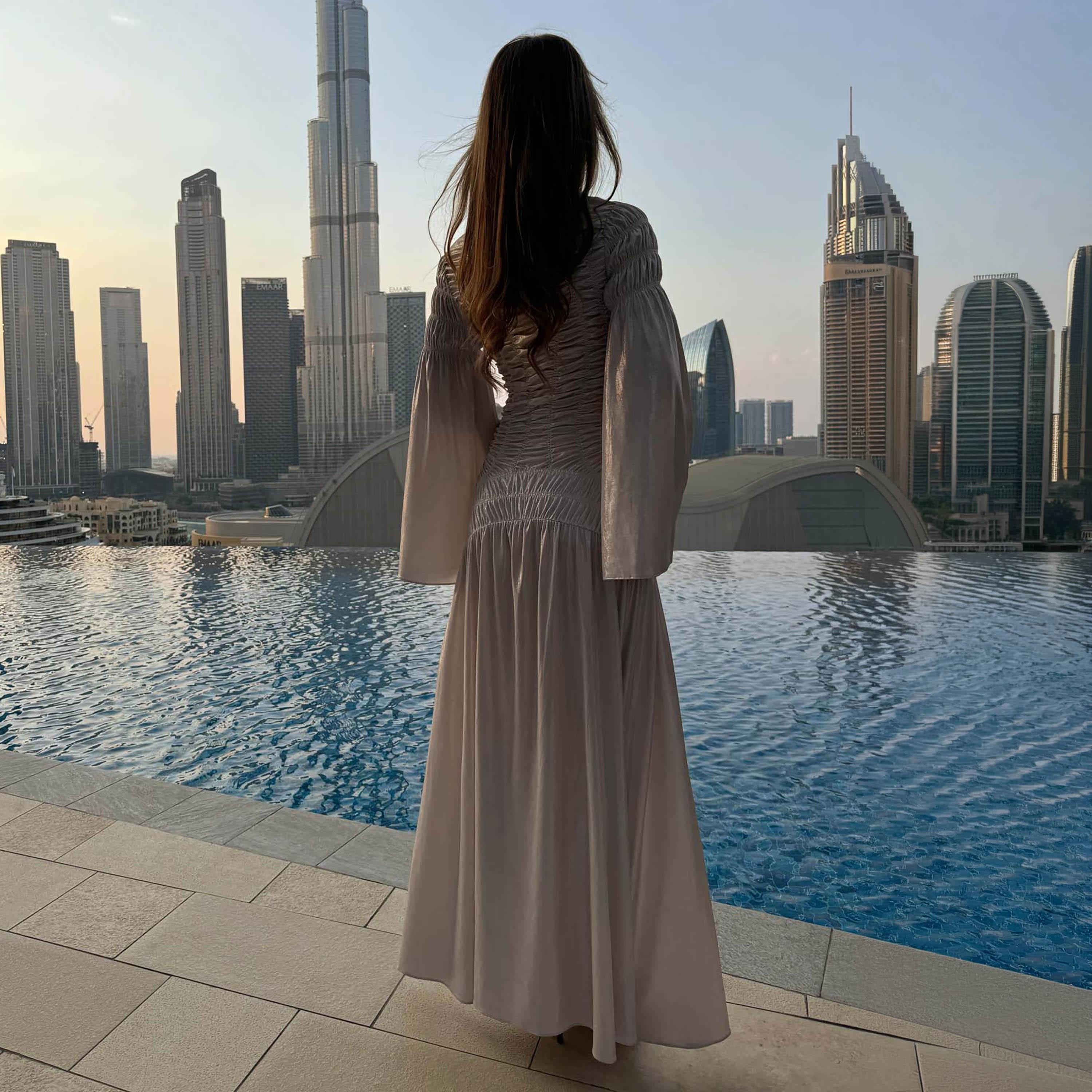 فستان سهرة ماكسي كلوش ستان بأكمام جرس وتفاصيل زم من ليتشي-women-clothing-dresses-image-3