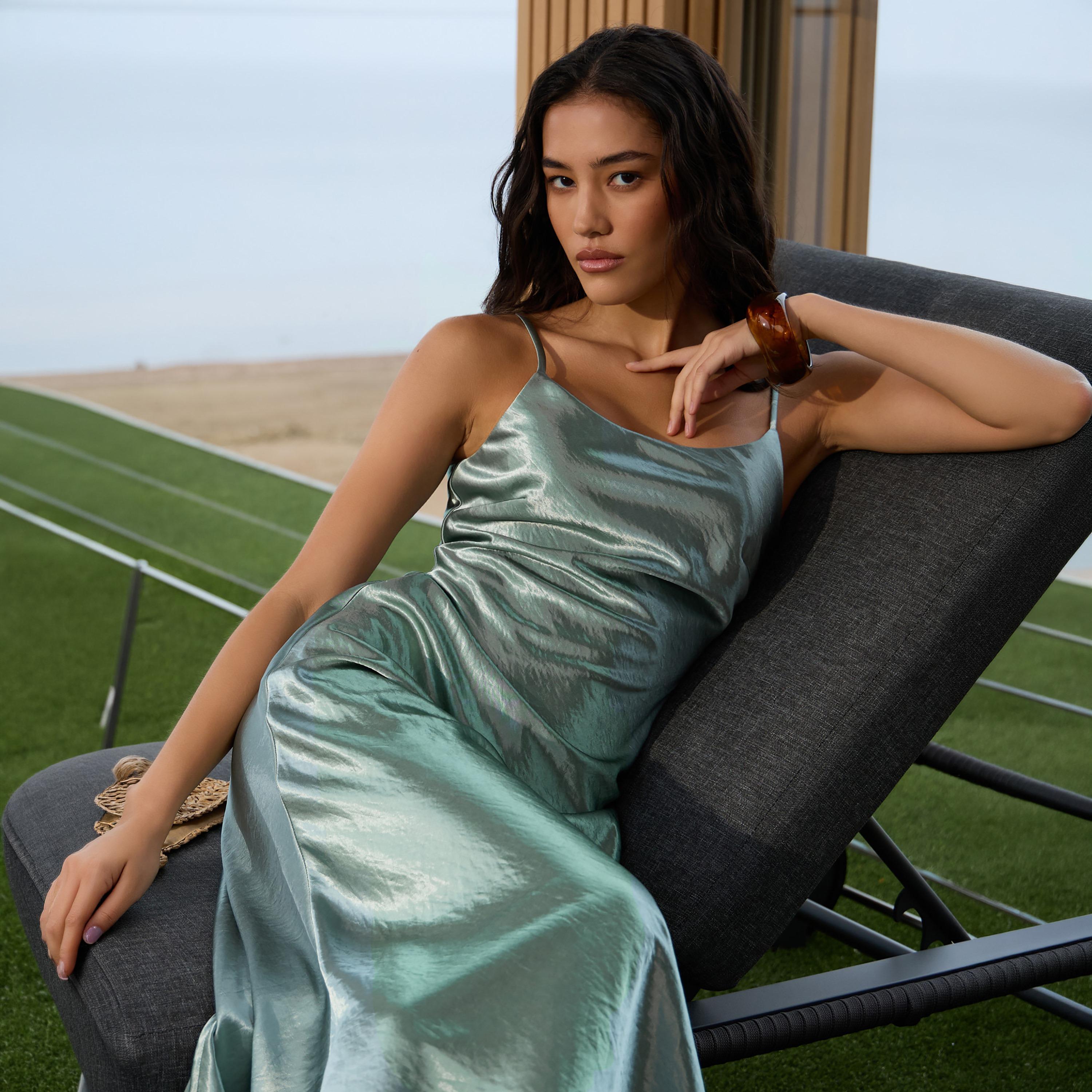 فستان سهرة ماكسي (سليب) ستان بتأثير مجعد وحمالات كتف من ليتشي-women-clothing-dresses-image-3
