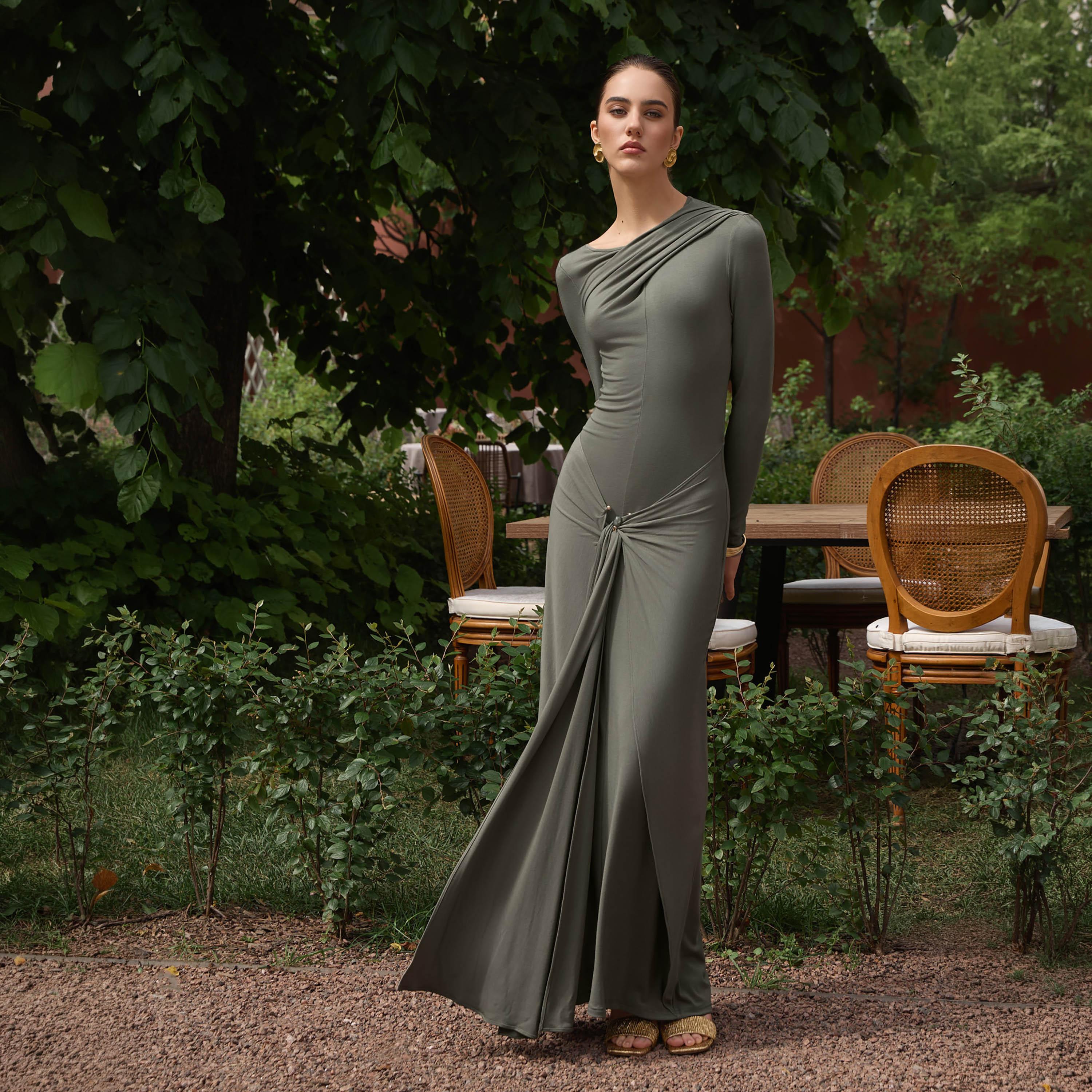 فستان ماكسي مستقيم (عمودي) بياقة غير متماثلة ودرابيه للنساء من ليتشي-women-clothing-dresses-image-1