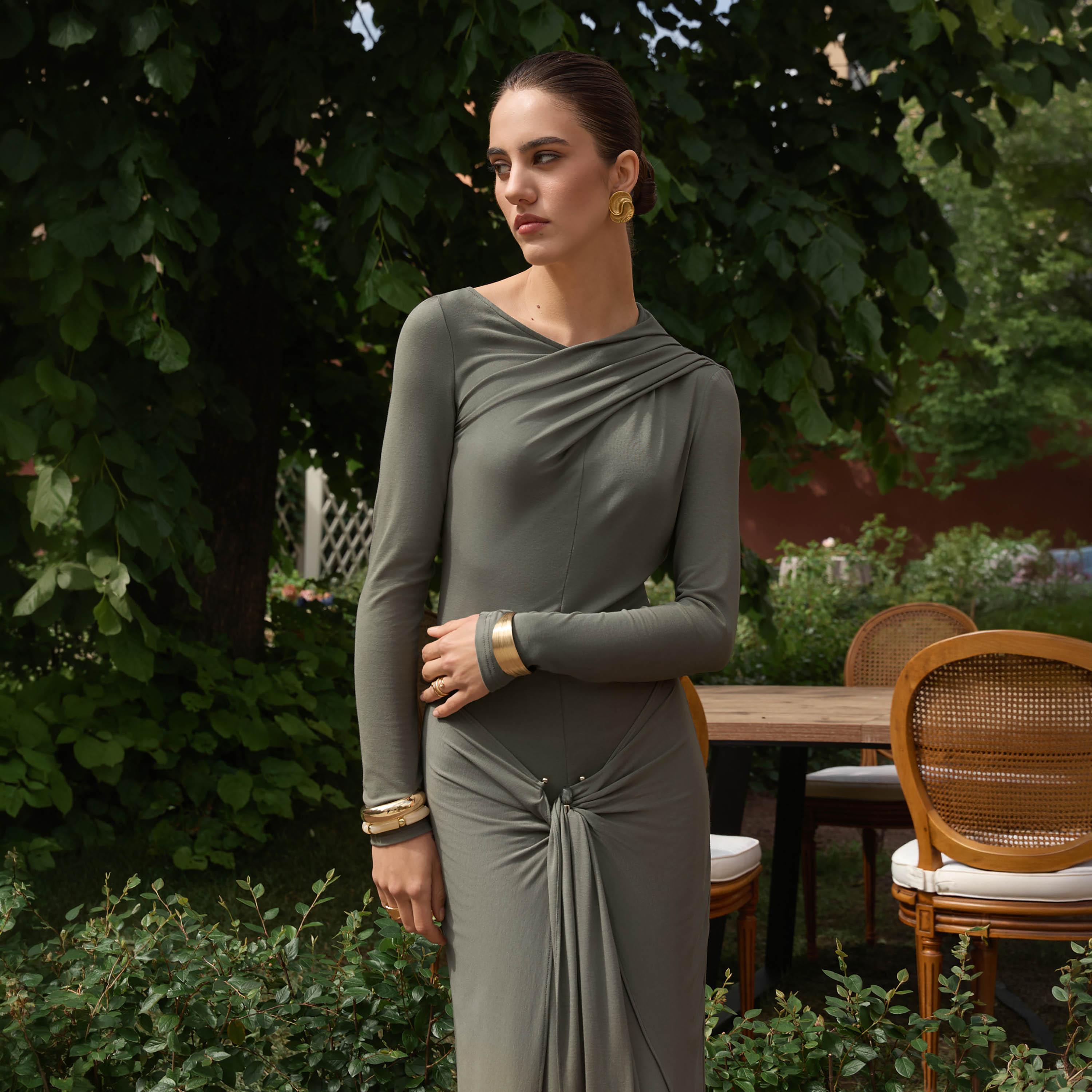 فستان ماكسي مستقيم (عمودي) بياقة غير متماثلة ودرابيه للنساء من ليتشي-women-clothing-dresses-image-2
