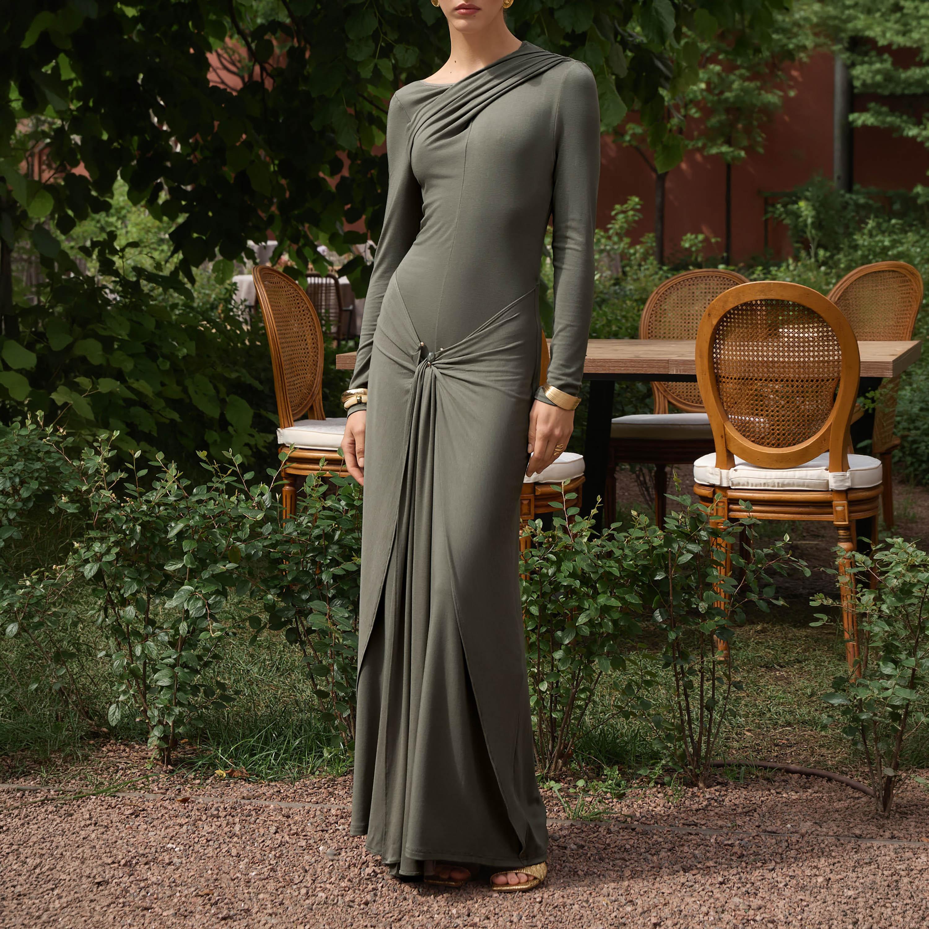 فستان ماكسي مستقيم (عمودي) بياقة غير متماثلة ودرابيه للنساء من ليتشي-women-clothing-dresses-image-4