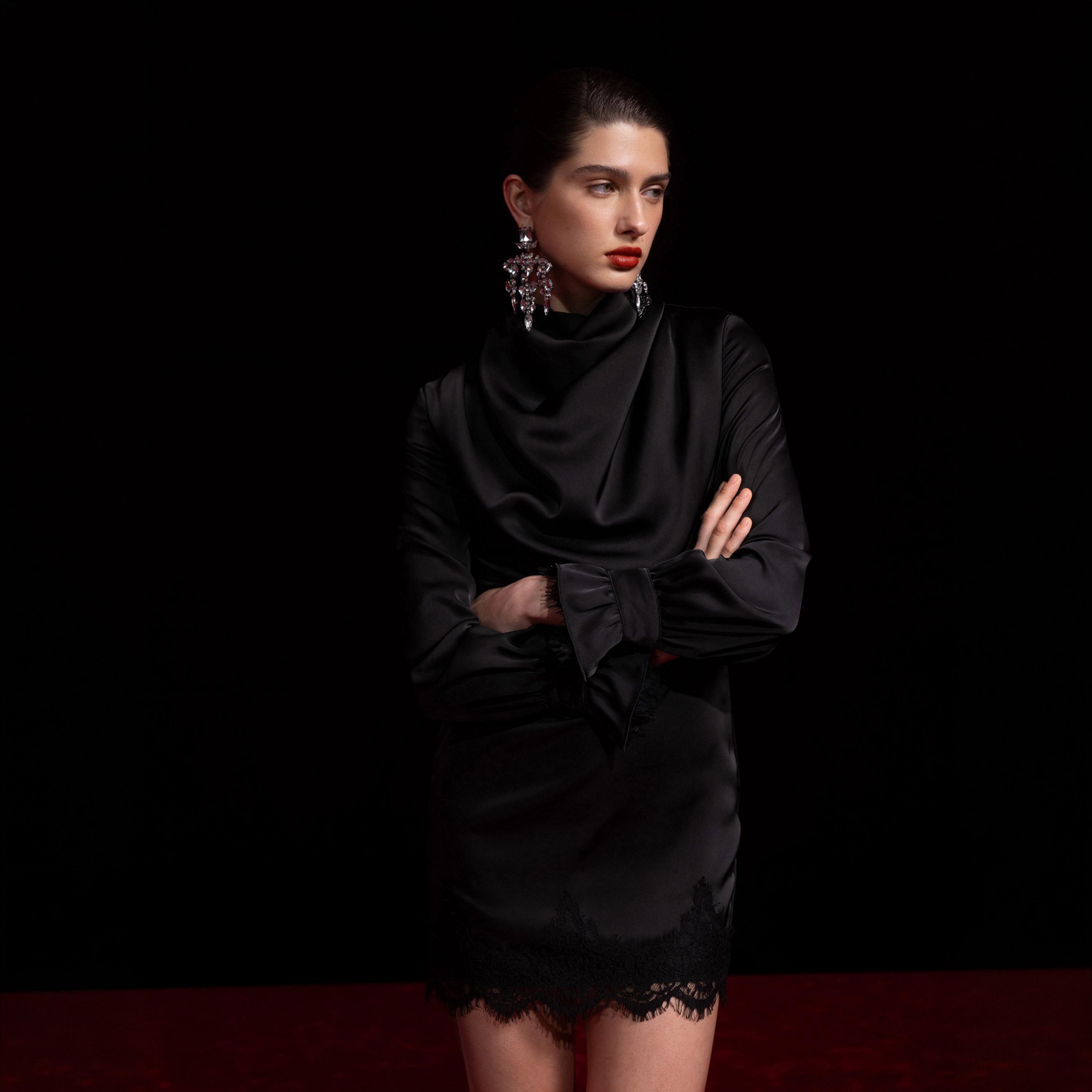 فستان سهرة ميني ضيق (شيث) ستان بياقة عالية ومزين بالدانتيل باللون الأسود من ليتشي-women-clothing-dresses-image-1