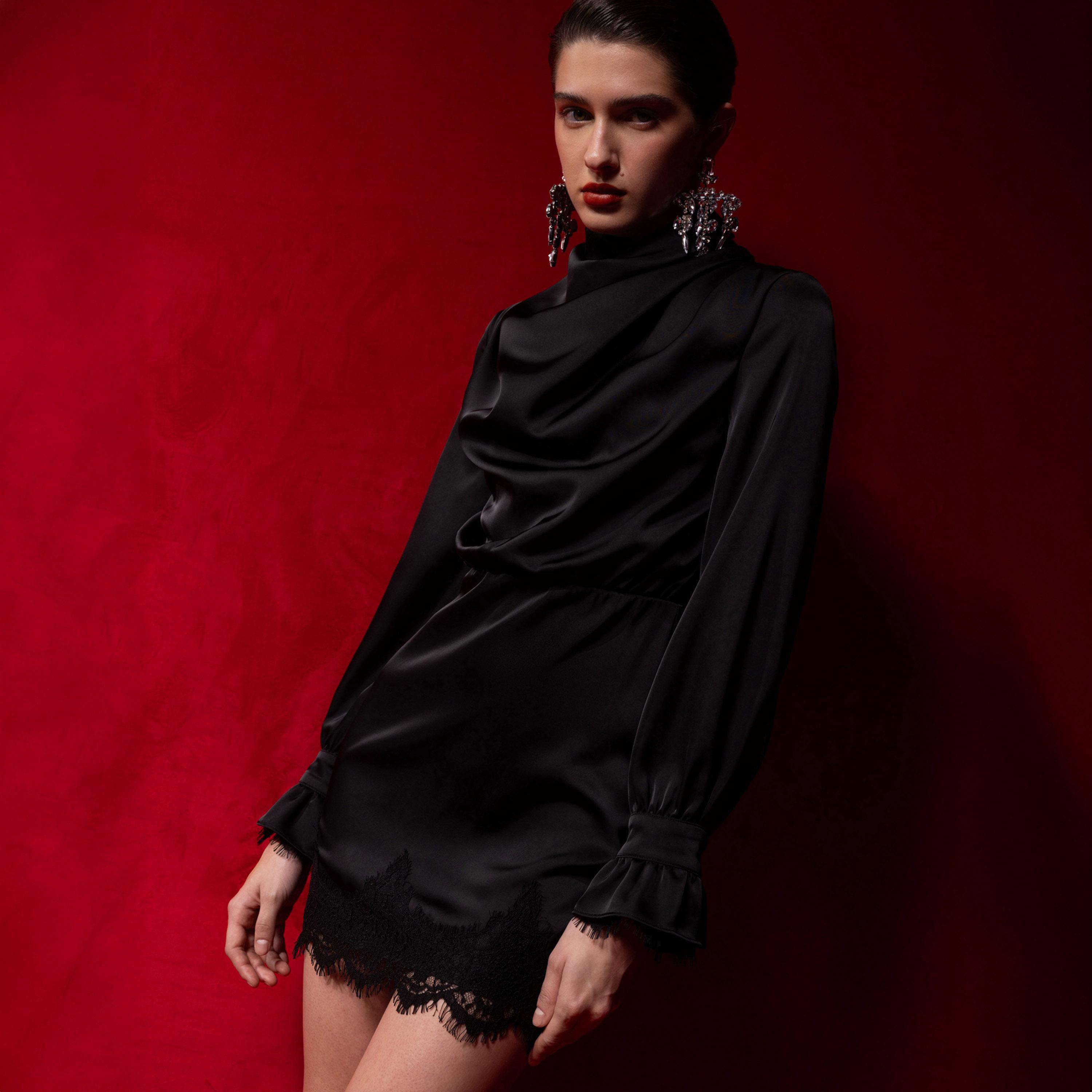 فستان سهرة ميني ضيق (شيث) ستان بياقة عالية ومزين بالدانتيل باللون الأسود من ليتشي-women-clothing-dresses-image-3