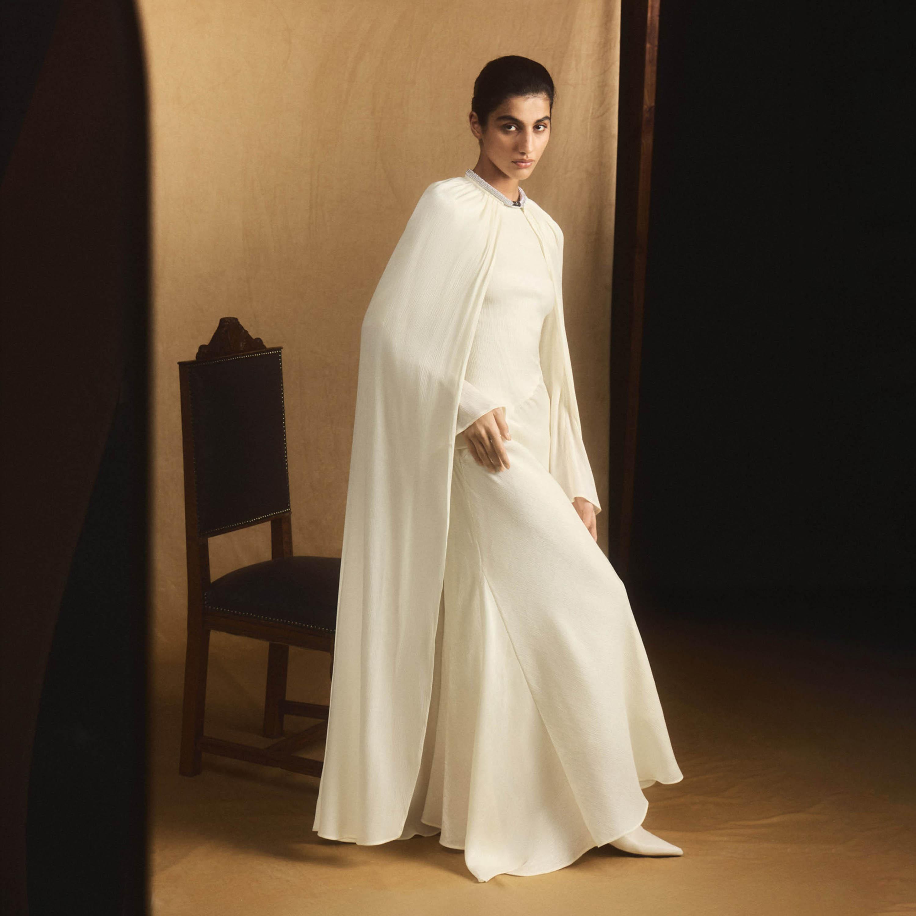 فستان سهرة ماكسي عمودي (كولوم) بأكمام واسعة وقوام بارز مع كيب باللون الكريمي من ليتشي-women-clothing-dresses-image-2