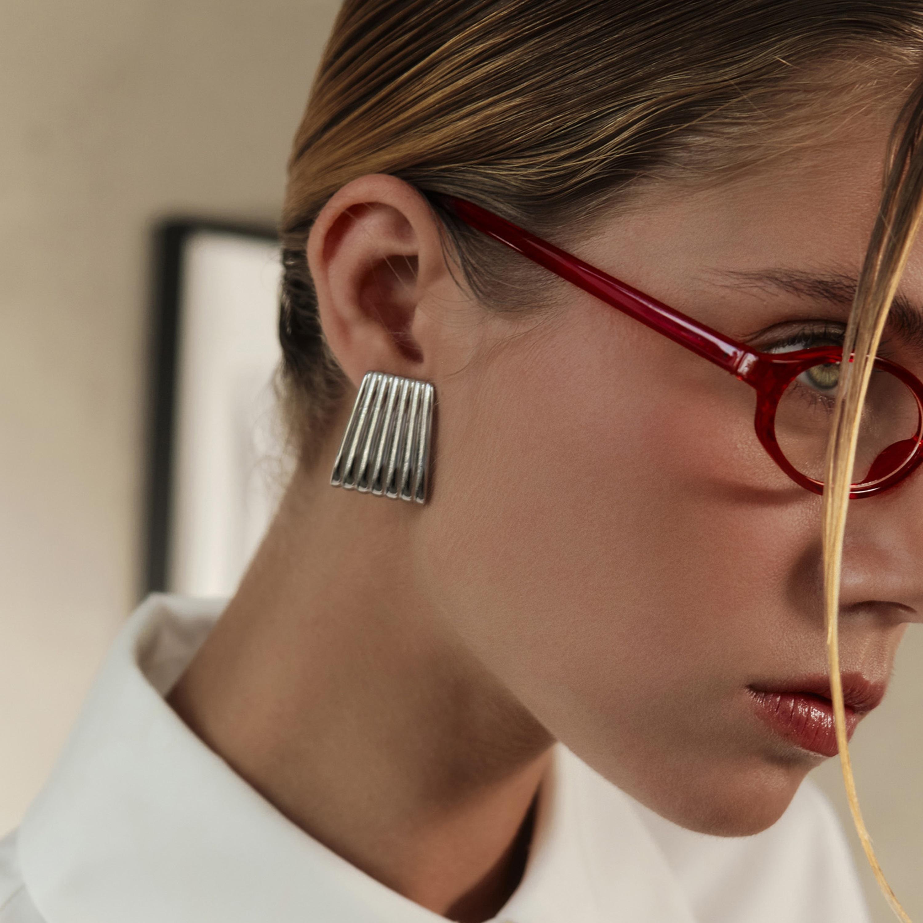 أقراط ليتشي فضية صغيرة للنساء من الستانلس ستيل | ear0495-women-watchesandjewellery-jewellery-earrings-image-1