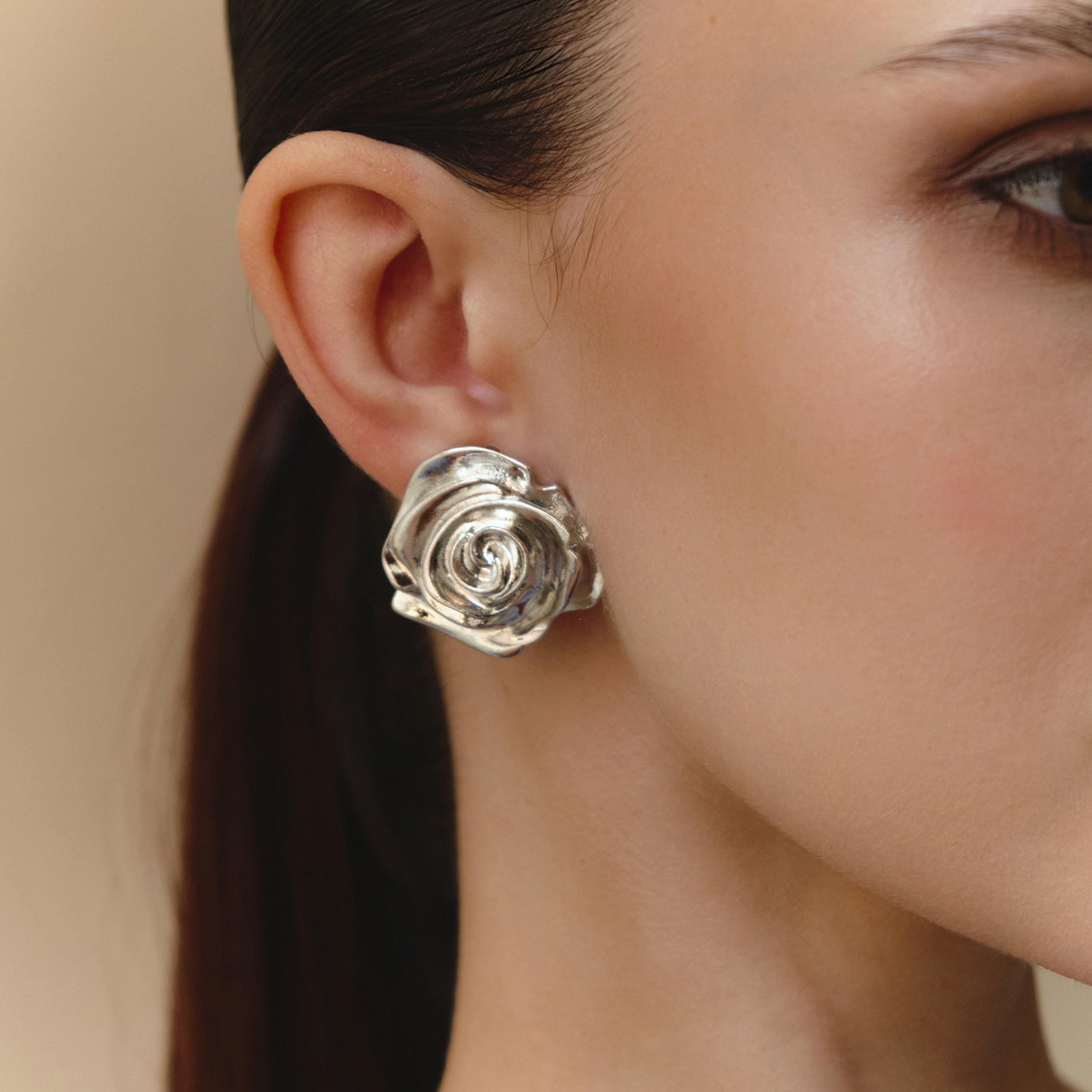 أقراط ليتشي فضية صغيرة للنساء من سبيكة الزنك | ear0503-women-watchesandjewellery-jewellery-earrings-image-1