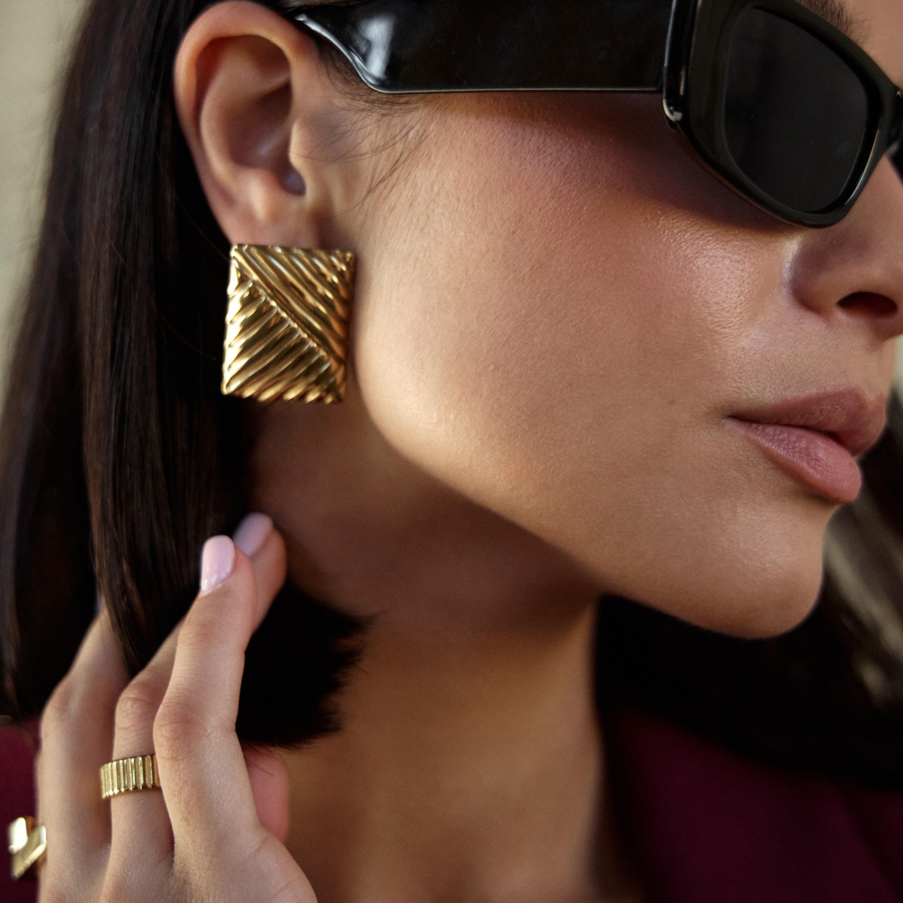 أقراط ليتشي ذهبية صغيرة للنساء من الستانلس ستيل | ear0522-women-watchesandjewellery-jewellery-earrings-image-1