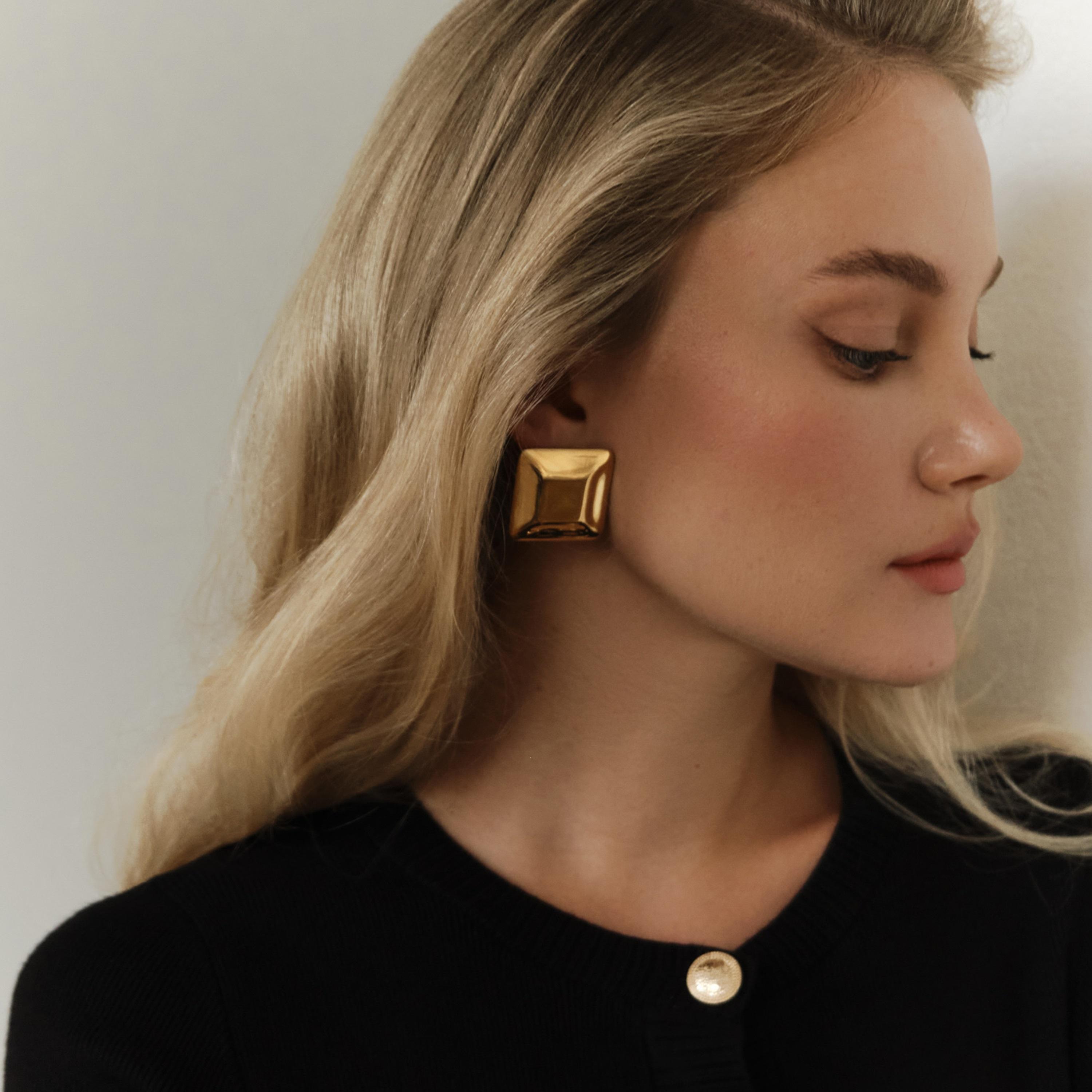 أقراط ليتشي ذهبية صغيرة للنساء من الستانلس ستيل | ear0542-women-watchesandjewellery-jewellery-earrings-image-1
