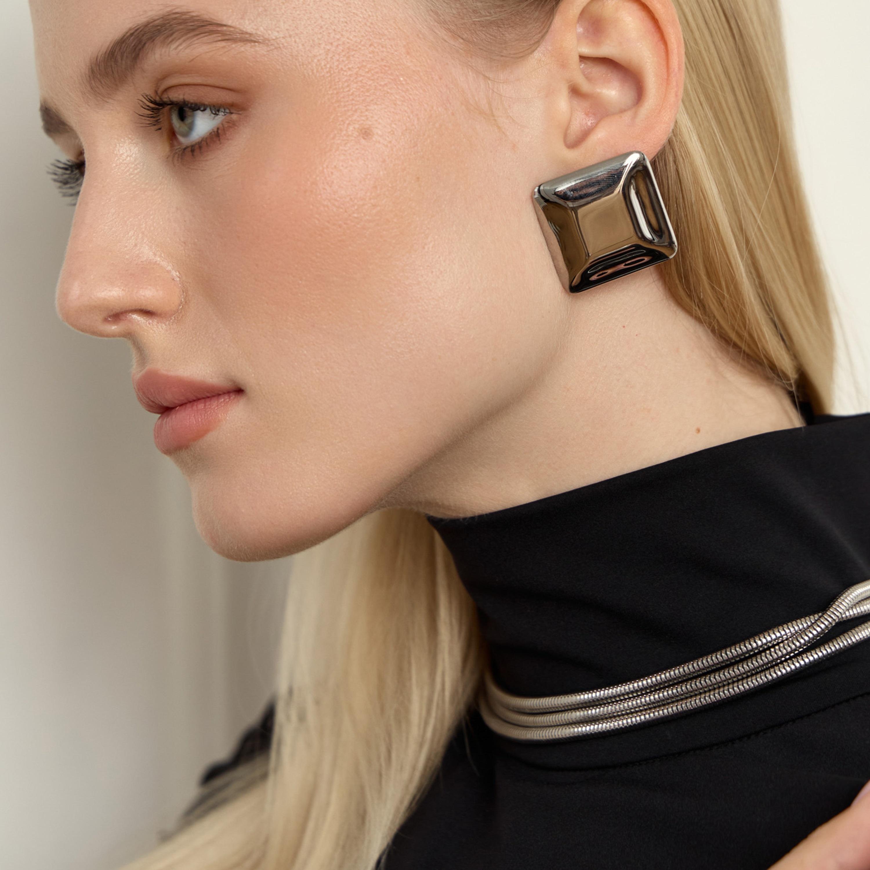 أقراط ليتشي فضية صغيرة للنساء من الستانلس ستيل | ear0543-women-watchesandjewellery-jewellery-earrings-image-1