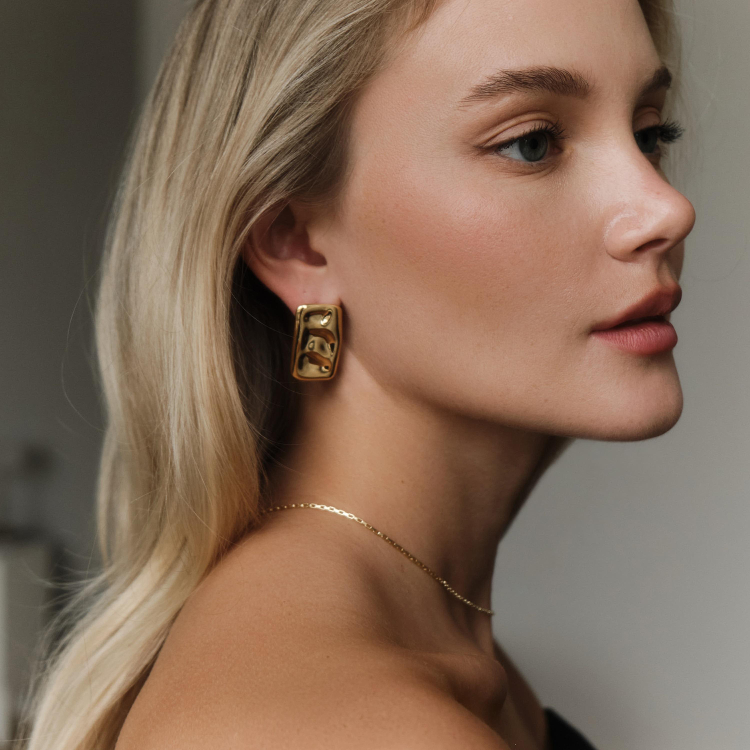 أقراط ليتشي ذهبية صغيرة للنساء من الستانلس ستيل | ear0548-women-watchesandjewellery-jewellery-earrings-image-1