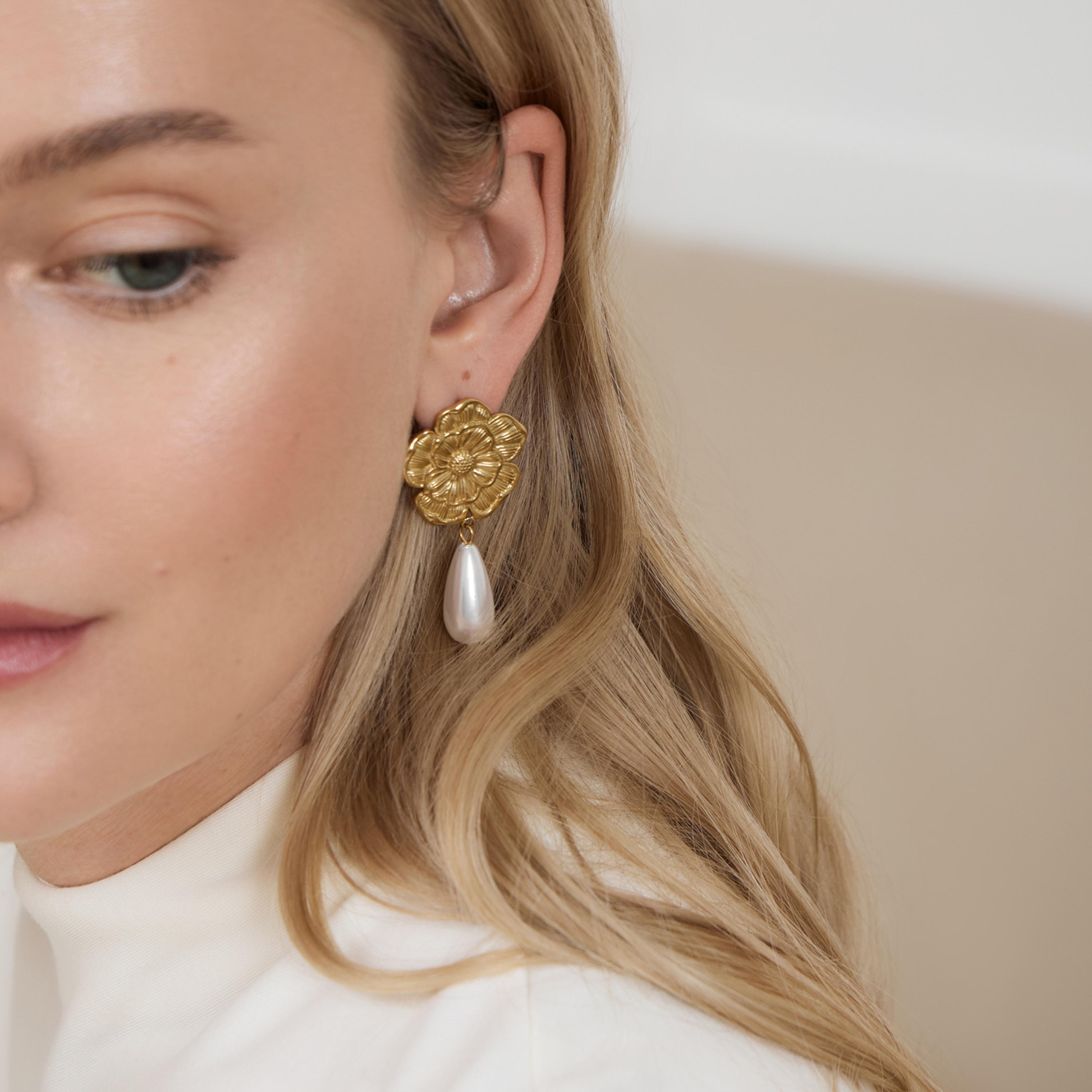 أقراط ليتشي ذهبية صغيرة للنساء من الستيل | ear0635-women-watchesandjewellery-jewellery-earrings-image-1