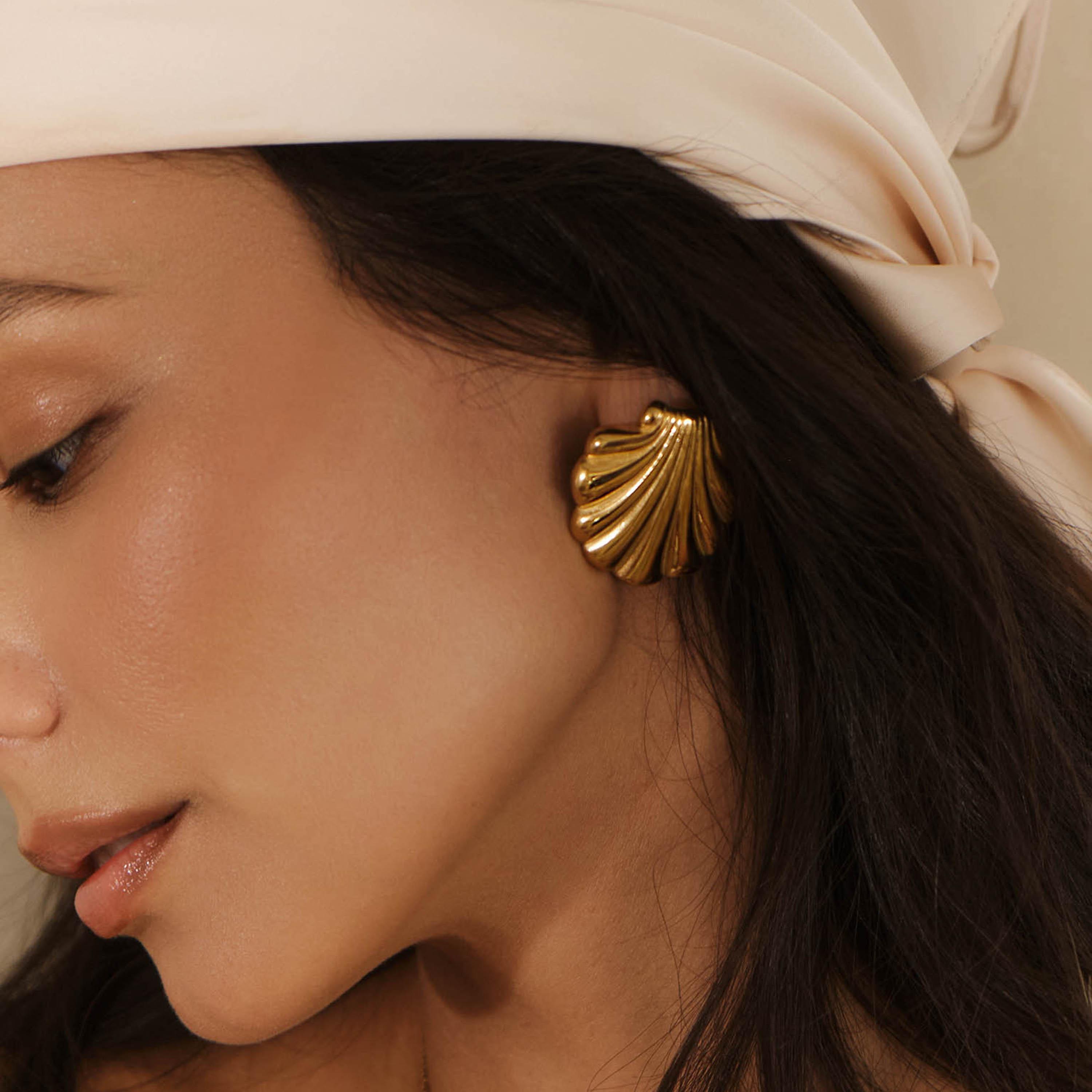 أقراط ليتشي ذهبية صغيرة للنساء من الستانلس ستيل | ear0661-women-watchesandjewellery-jewellery-earrings-image-1