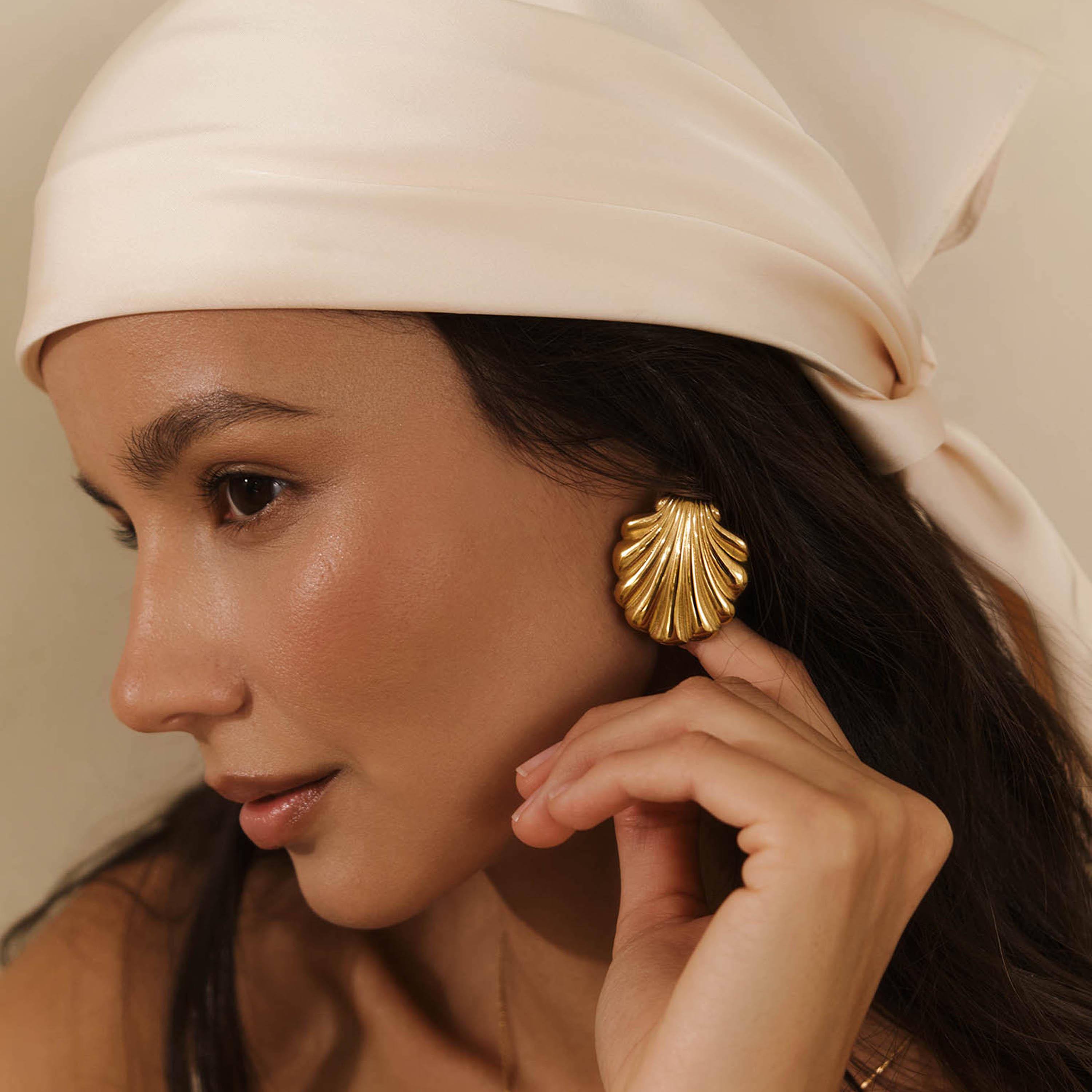 أقراط ليتشي ذهبية صغيرة للنساء من الستانلس ستيل | ear0661-women-watchesandjewellery-jewellery-earrings-image-5