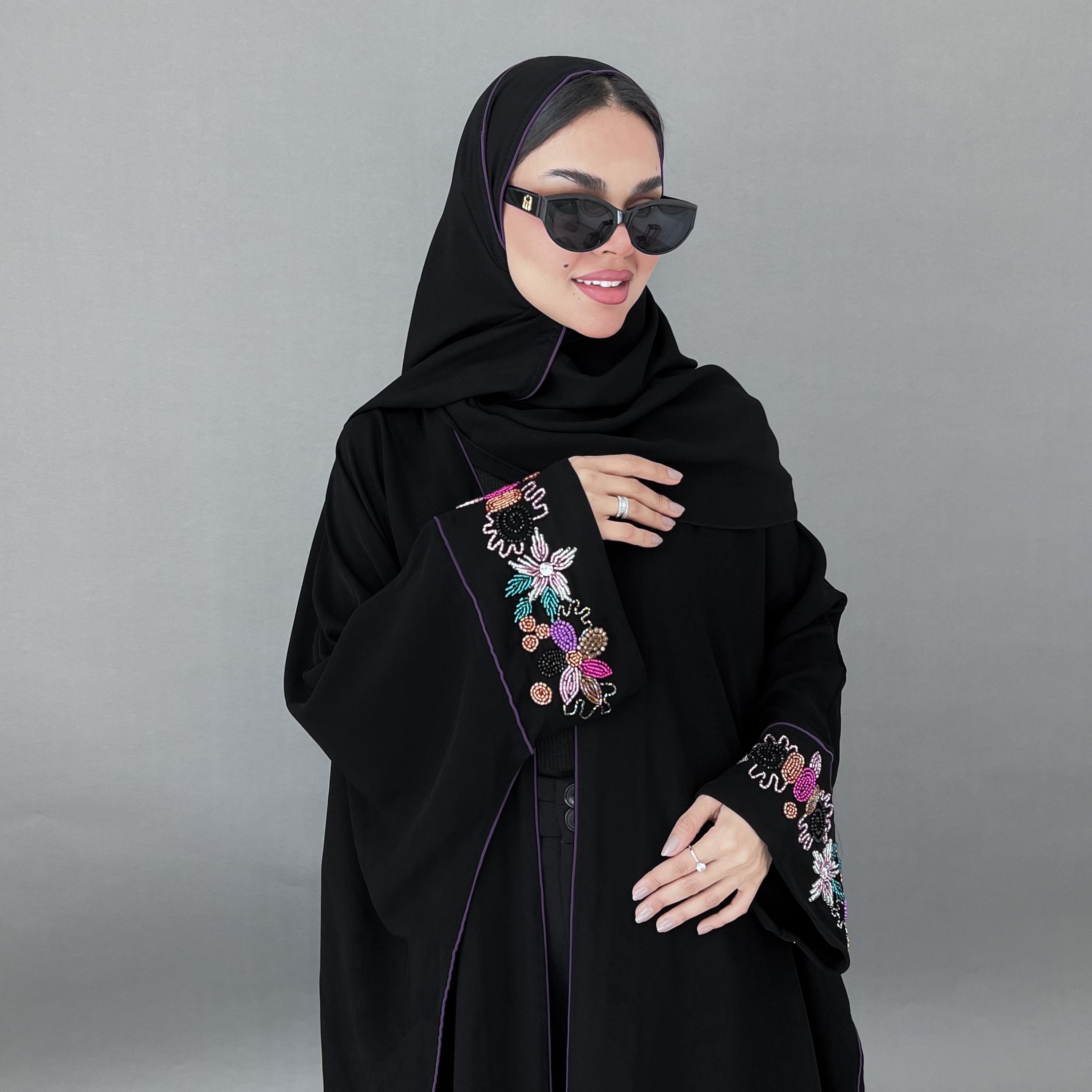 عباية بشت حريمي سوداء بأشرطة بتفاصيل وأكمام كيمونو من كريب رويال مع حجاب من لوسين-women-arabicclothing-abayas-image-2