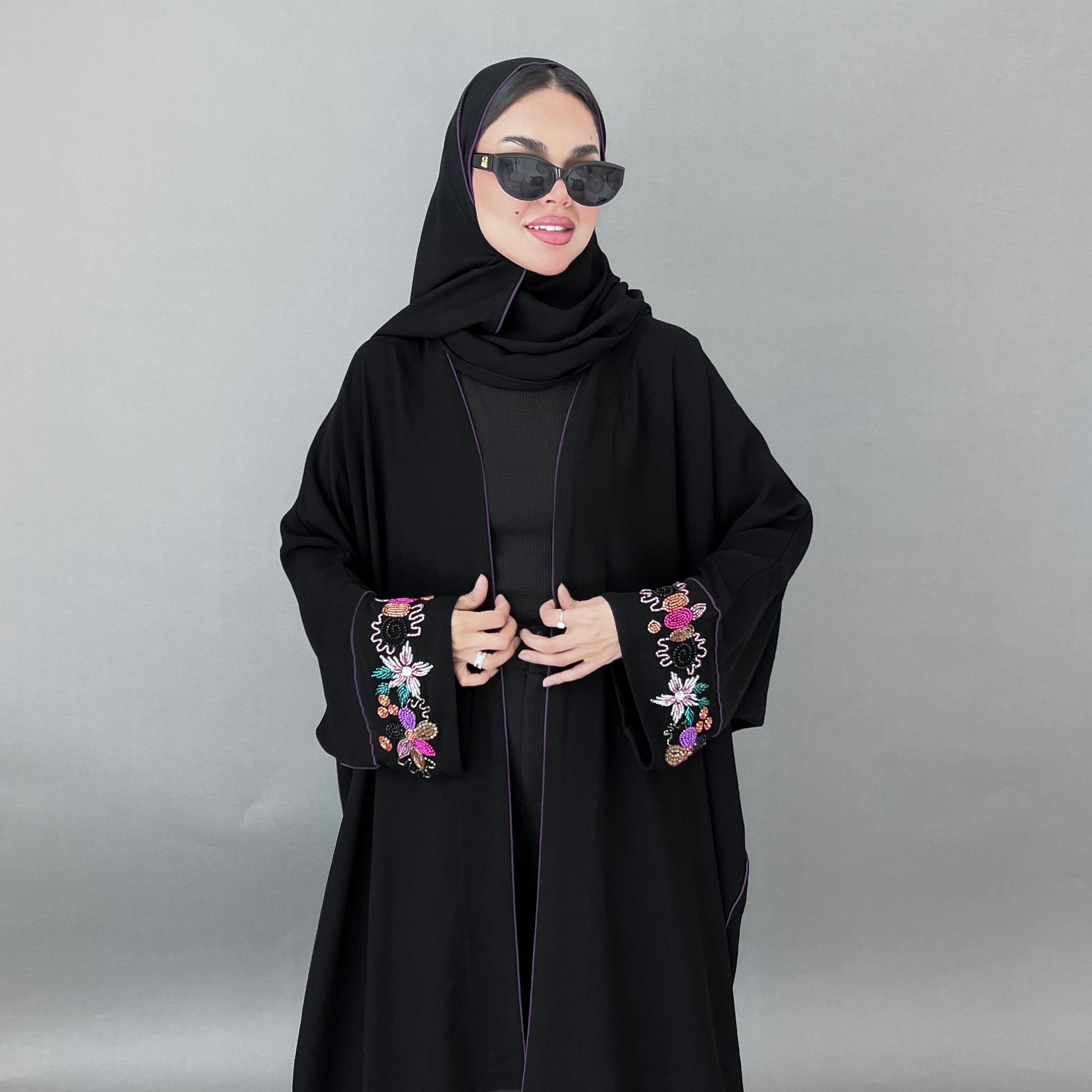 عباية بشت حريمي سوداء بأشرطة بتفاصيل وأكمام كيمونو من كريب رويال مع حجاب من لوسين-women-arabicclothing-abayas-image-3