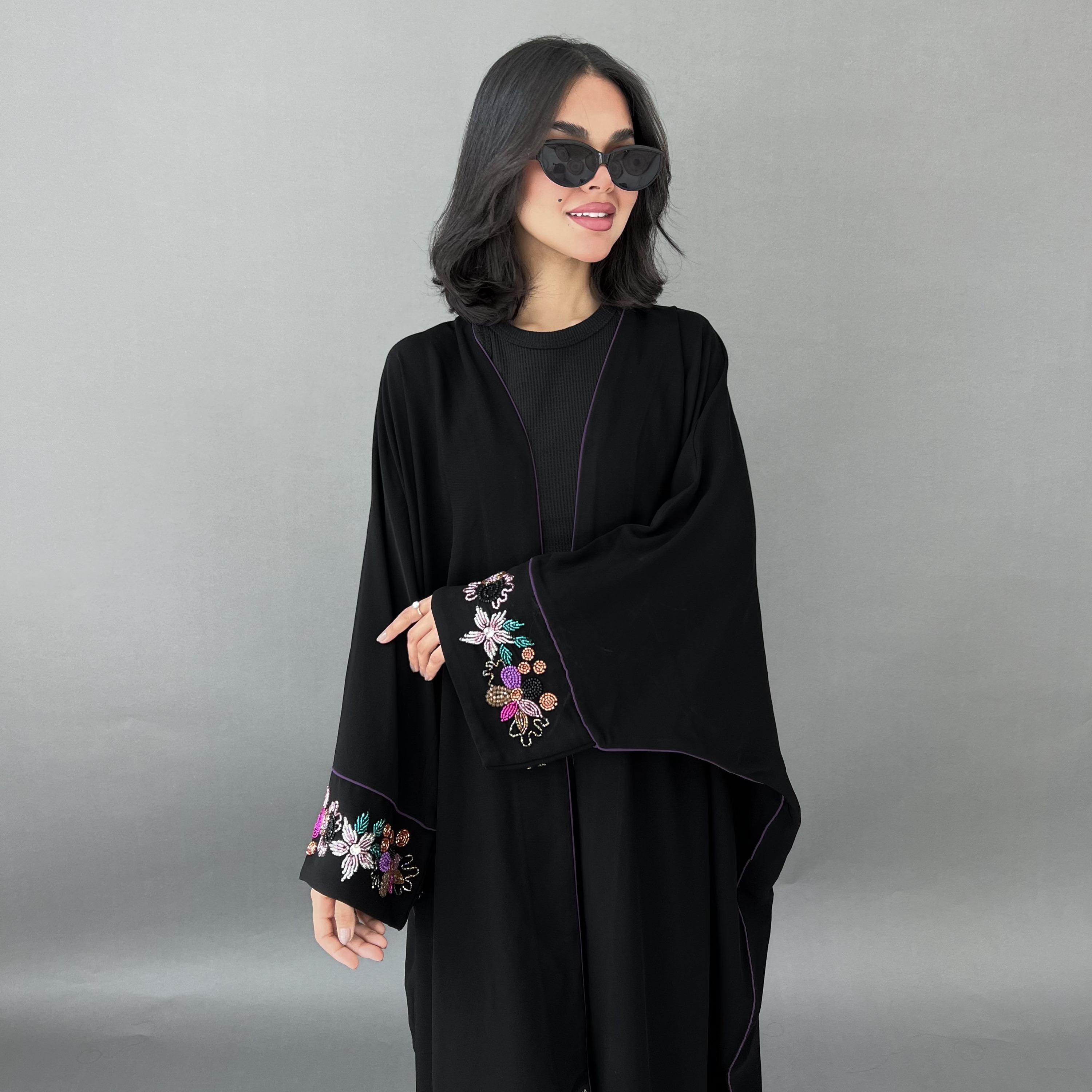 عباية بشت حريمي سوداء بأشرطة بتفاصيل وأكمام كيمونو من كريب رويال مع حجاب من لوسين-women-arabicclothing-abayas-image-4