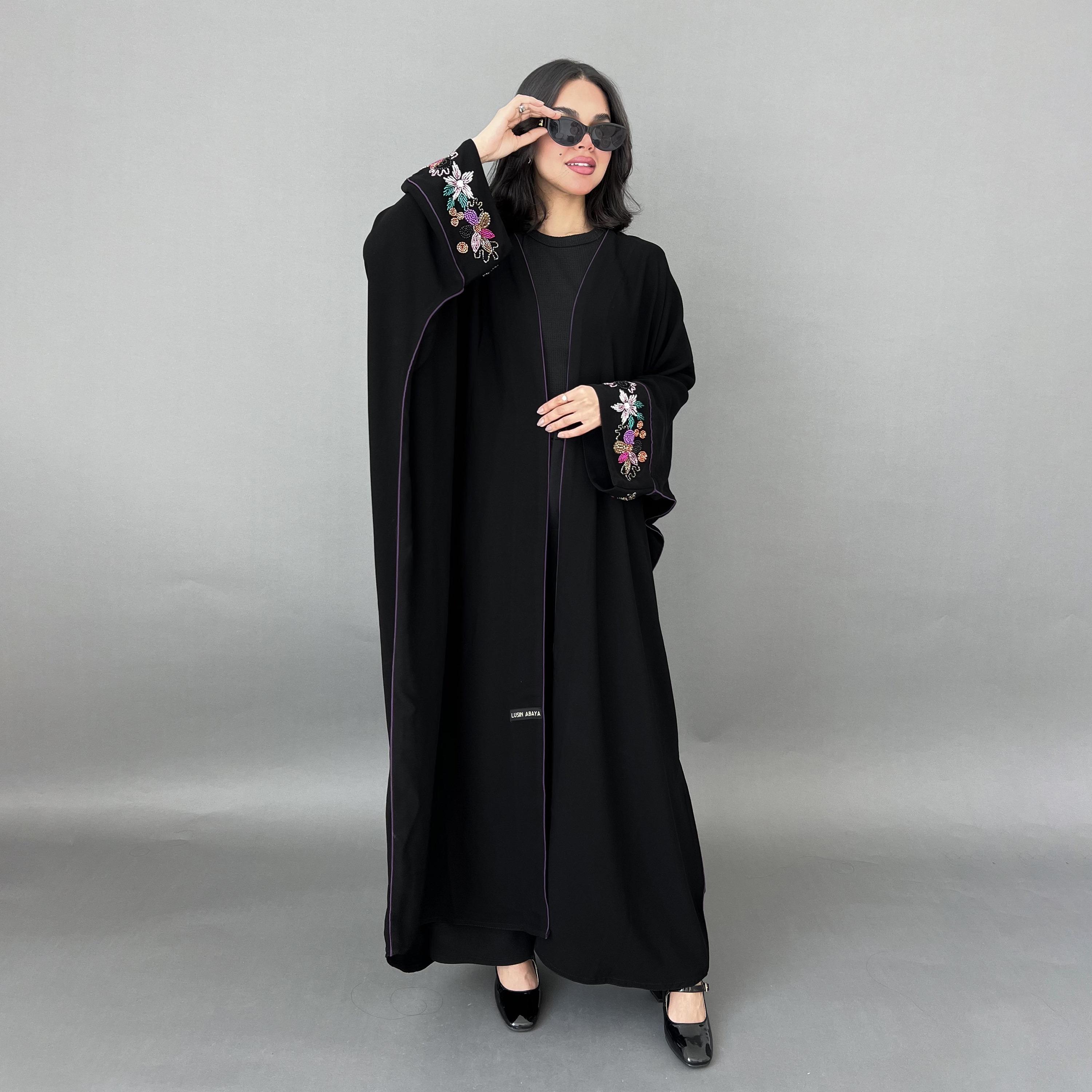 عباية بشت حريمي سوداء بأشرطة بتفاصيل وأكمام كيمونو من كريب رويال مع حجاب من لوسين-women-arabicclothing-abayas-image-5