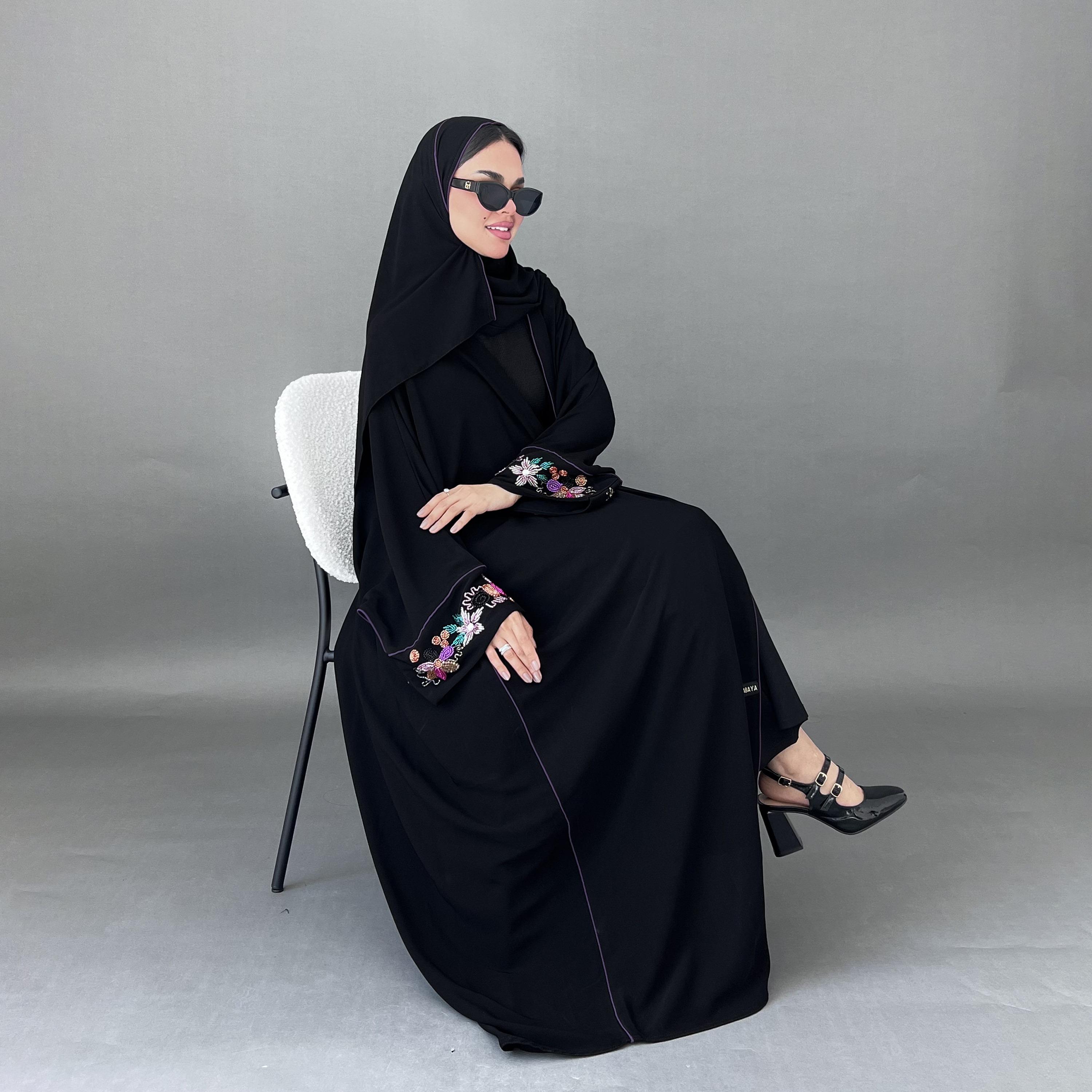 عباية بشت حريمي سوداء بأشرطة بتفاصيل وأكمام كيمونو من كريب رويال مع حجاب من لوسين-women-arabicclothing-abayas-image-6