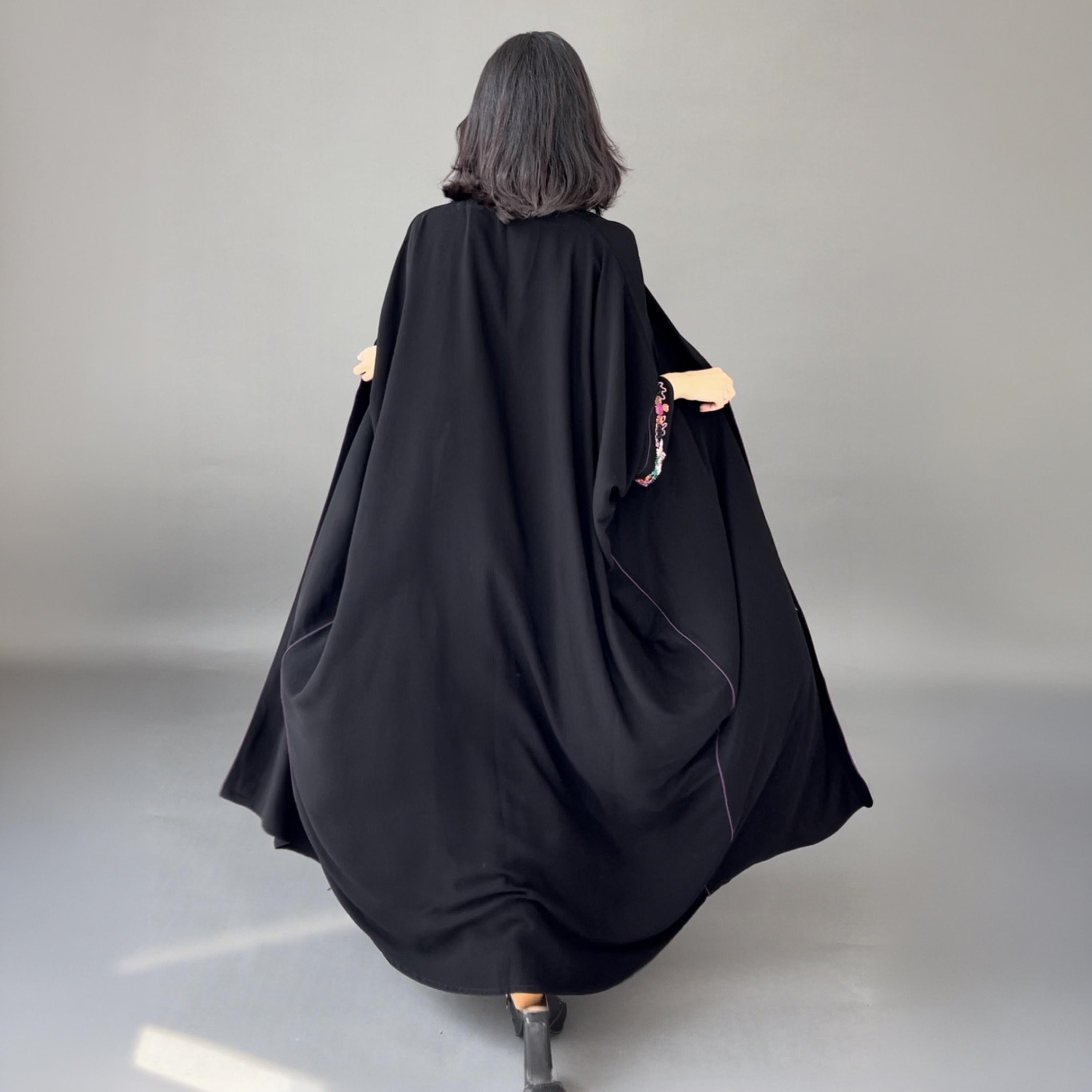 عباية بشت حريمي سوداء بأشرطة بتفاصيل وأكمام كيمونو من كريب رويال مع حجاب من لوسين-women-arabicclothing-abayas-image-7