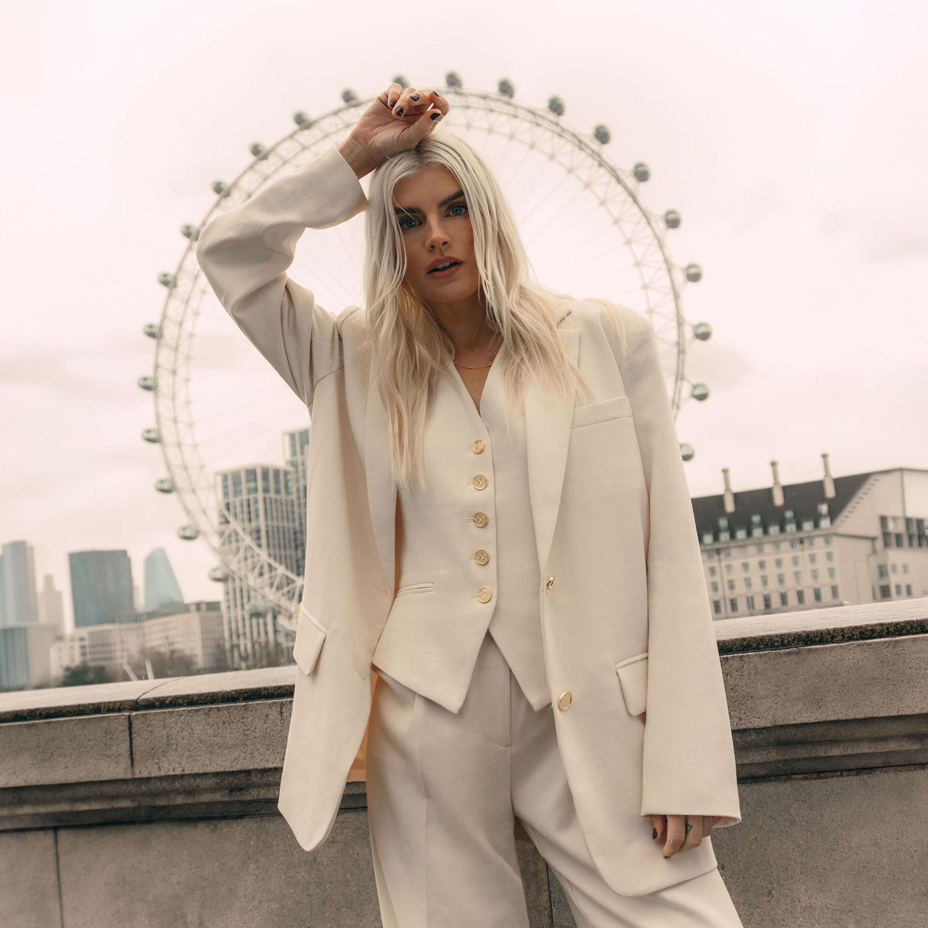 بلازر حريمي بياقة مطوية باللون الكريمه من ليتشي-women-clothing-coatsandjackets-blazers-image-1