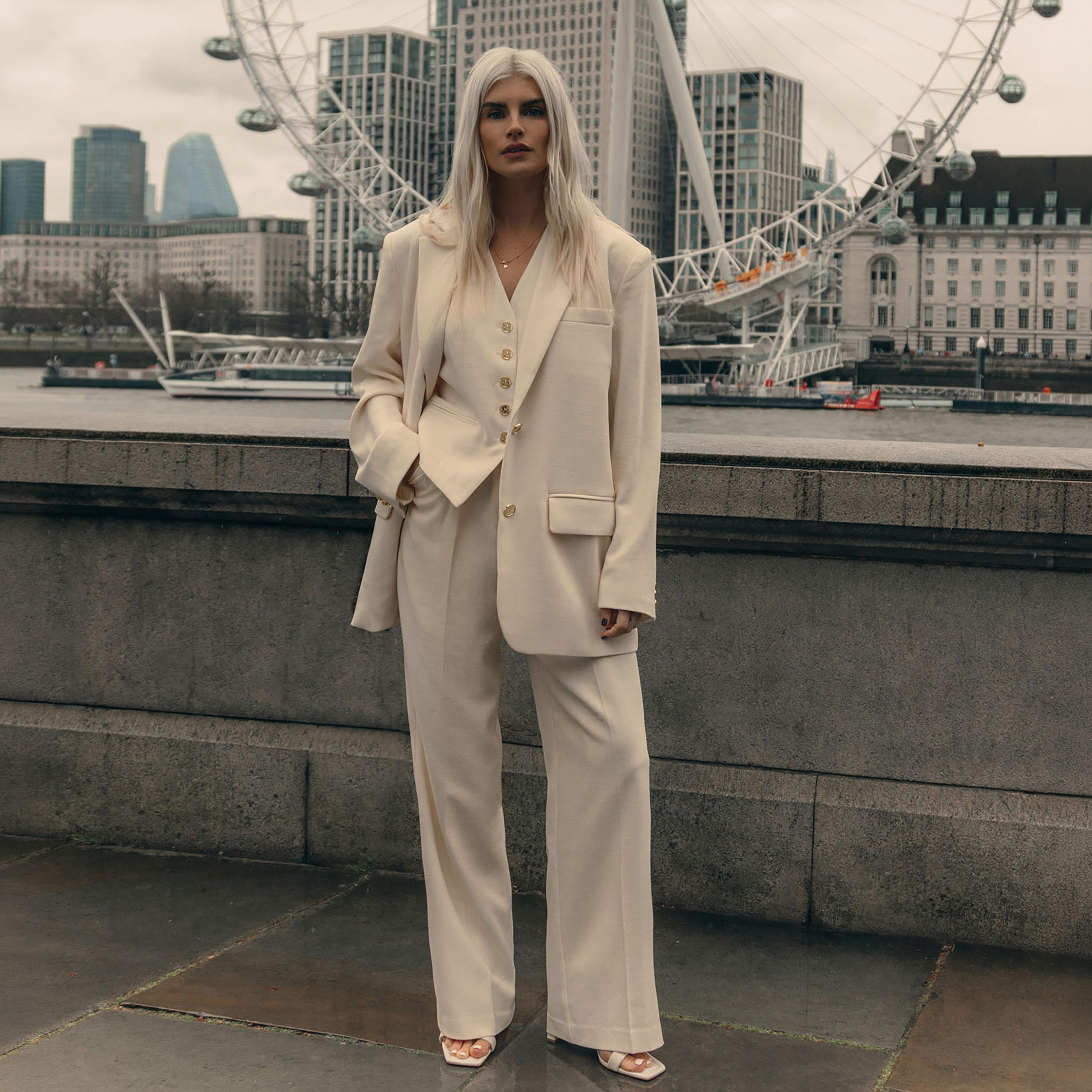بلازر حريمي بياقة مطوية باللون الكريمه من ليتشي-women-clothing-coatsandjackets-blazers-image-2