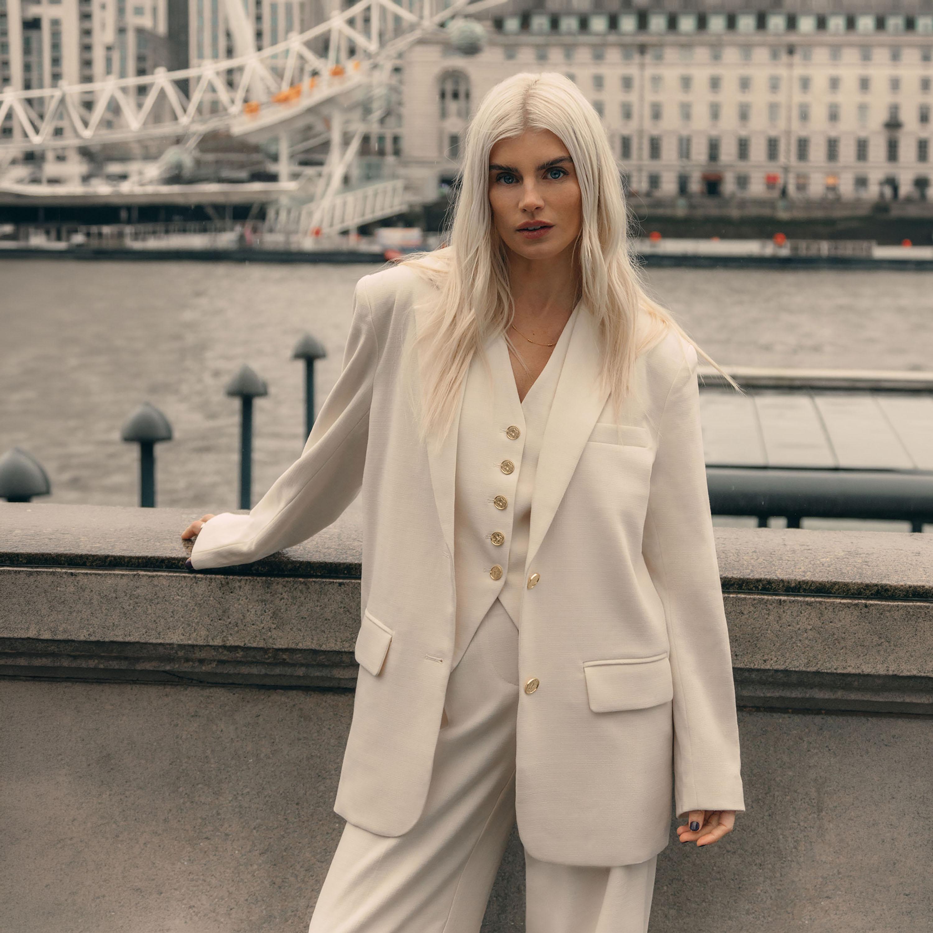 بلازر حريمي بياقة مطوية باللون الكريمه من ليتشي-women-clothing-coatsandjackets-blazers-image-3