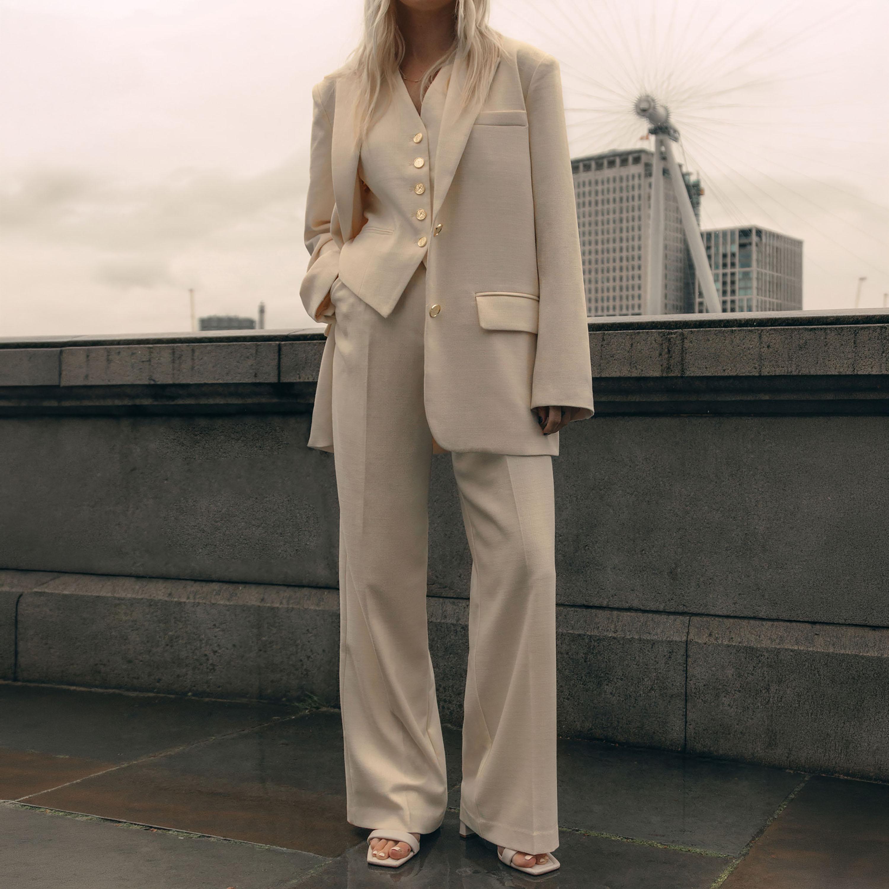 بلازر حريمي بياقة مطوية باللون الكريمه من ليتشي-women-clothing-coatsandjackets-blazers-image-4