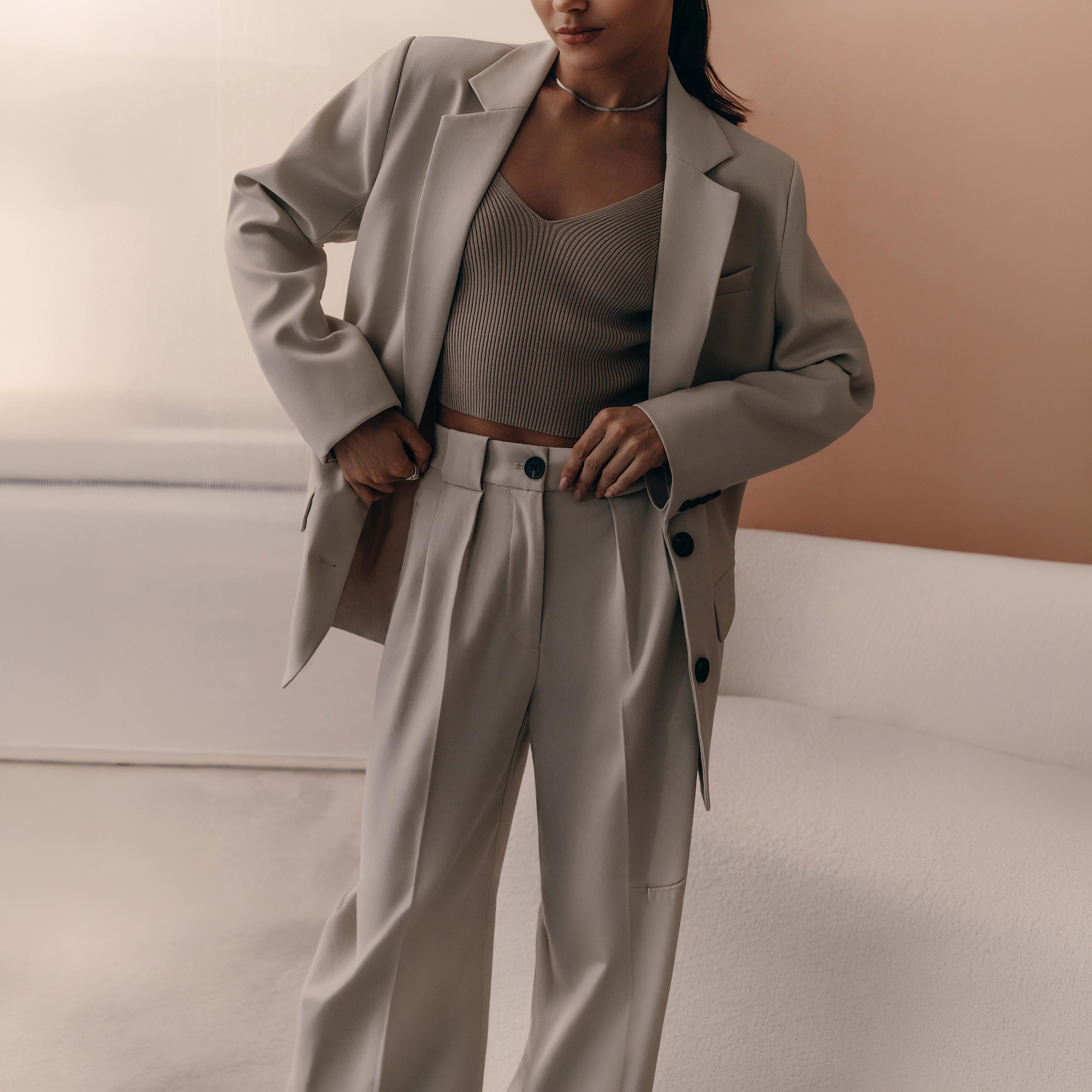 بلازر حريمي بياقة مطوية باللون البيج من ليتشي-women-clothing-coatsandjackets-blazers-image-1