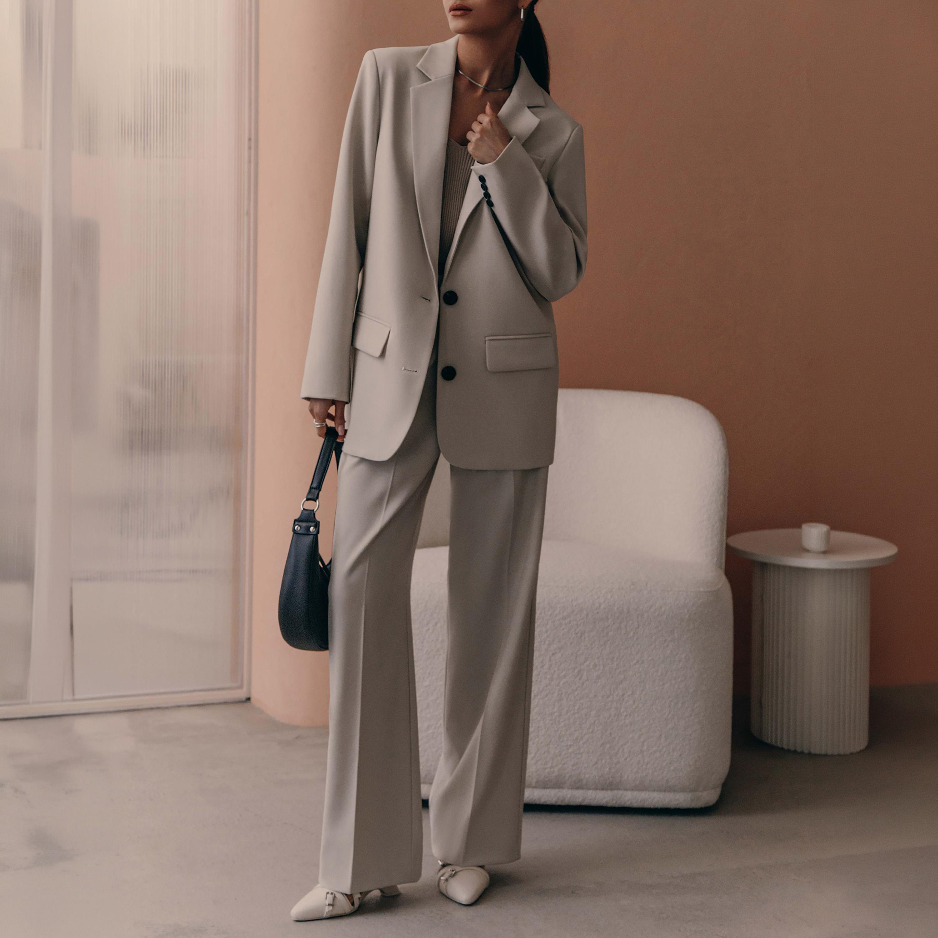بلازر حريمي بياقة مطوية باللون البيج من ليتشي-women-clothing-coatsandjackets-blazers-image-2