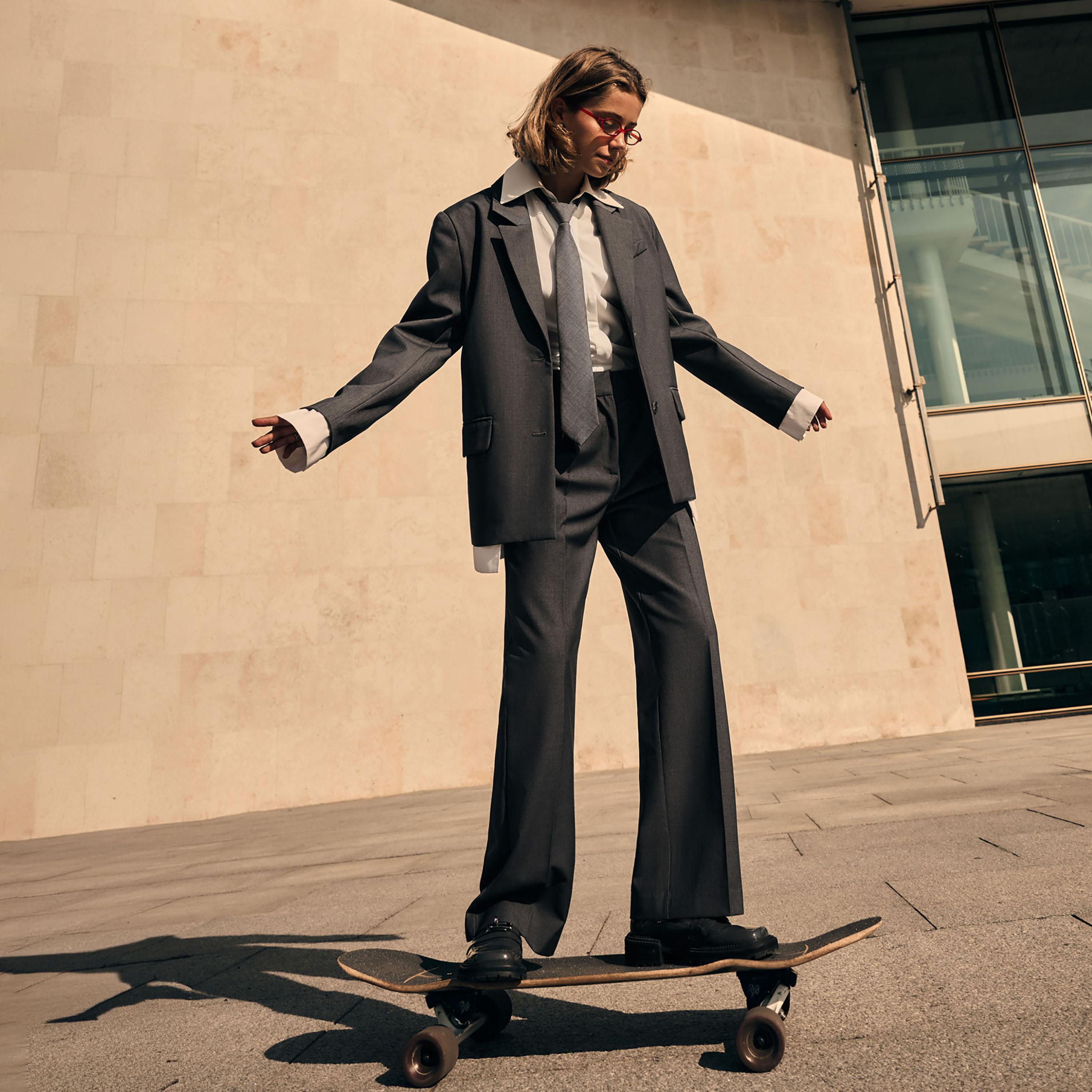 بلازر نسائي بياقة لابل باللون الرمادي من ليتشي-women-clothing-coatsandjackets-blazers-image-2
