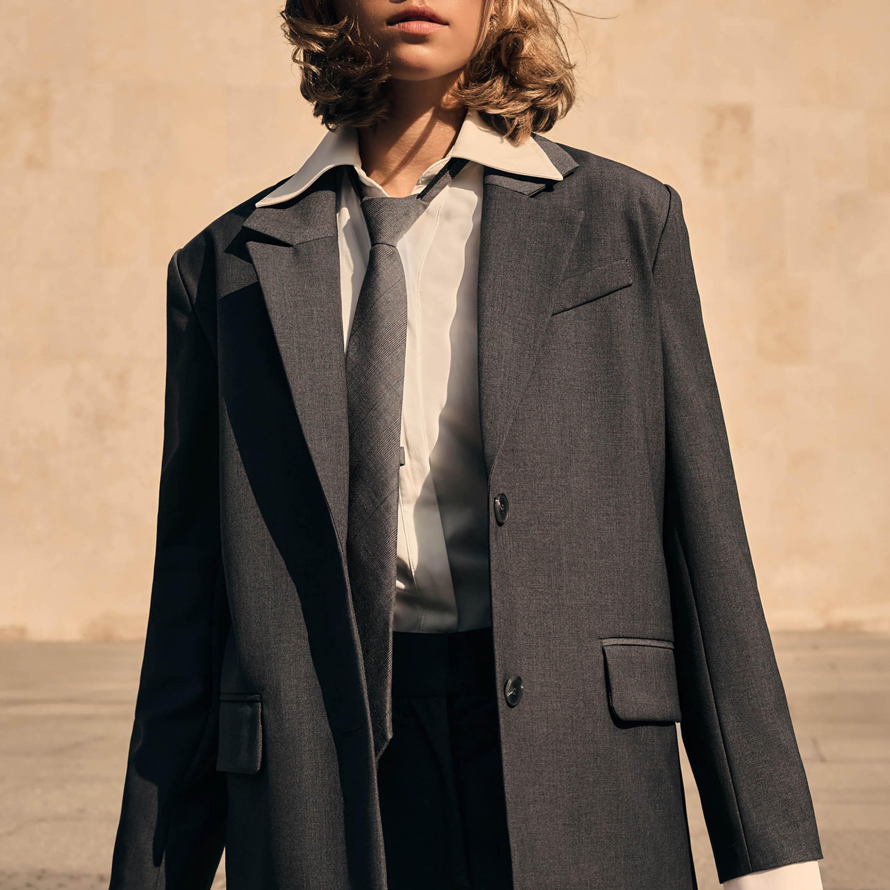 بلازر نسائي بياقة لابل باللون الرمادي من ليتشي-women-clothing-coatsandjackets-blazers-image-4
