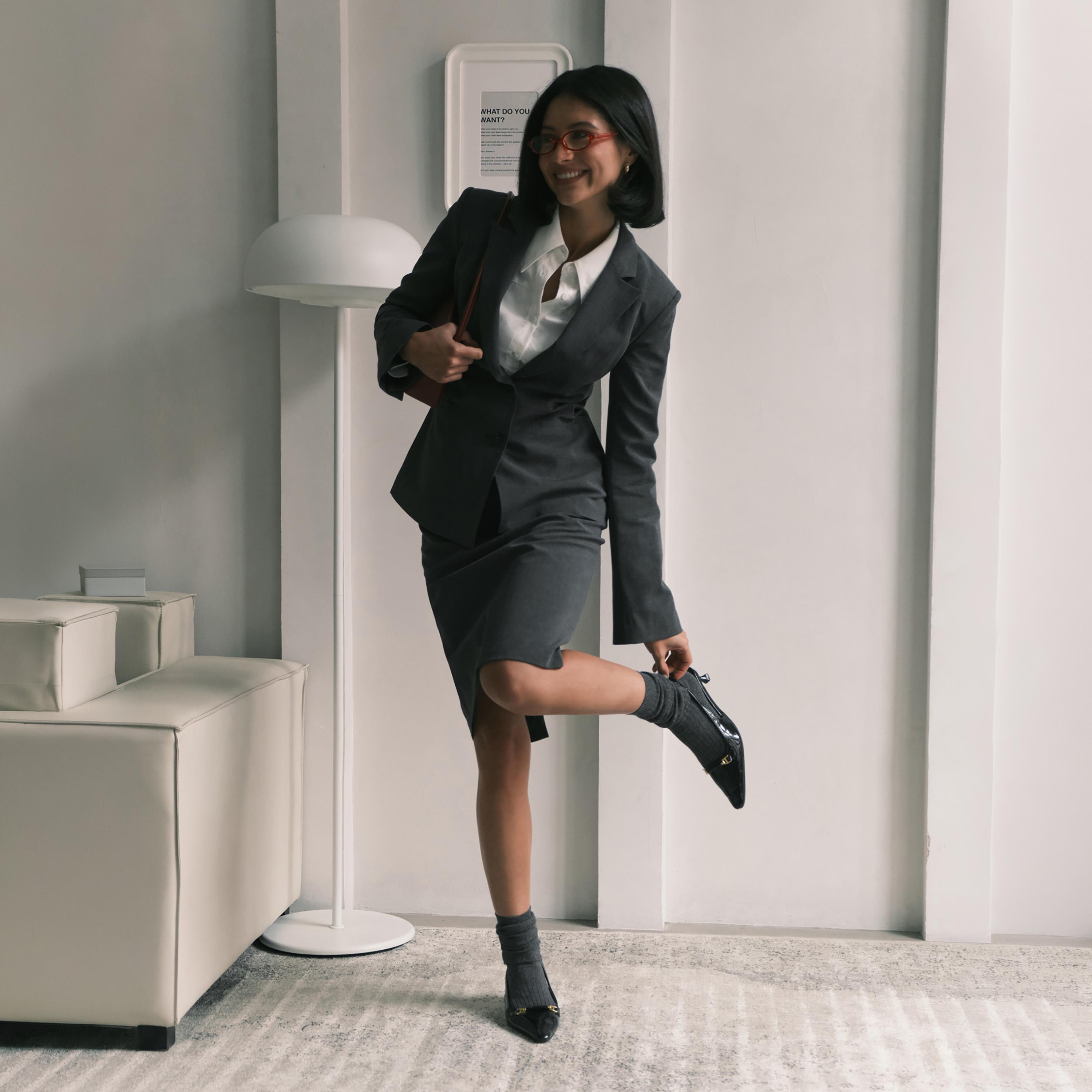 بليزر بصف أزرار واحد وبياقة لايبيل للنساء من ليتشي-women-clothing-coatsandjackets-blazers-image-2
