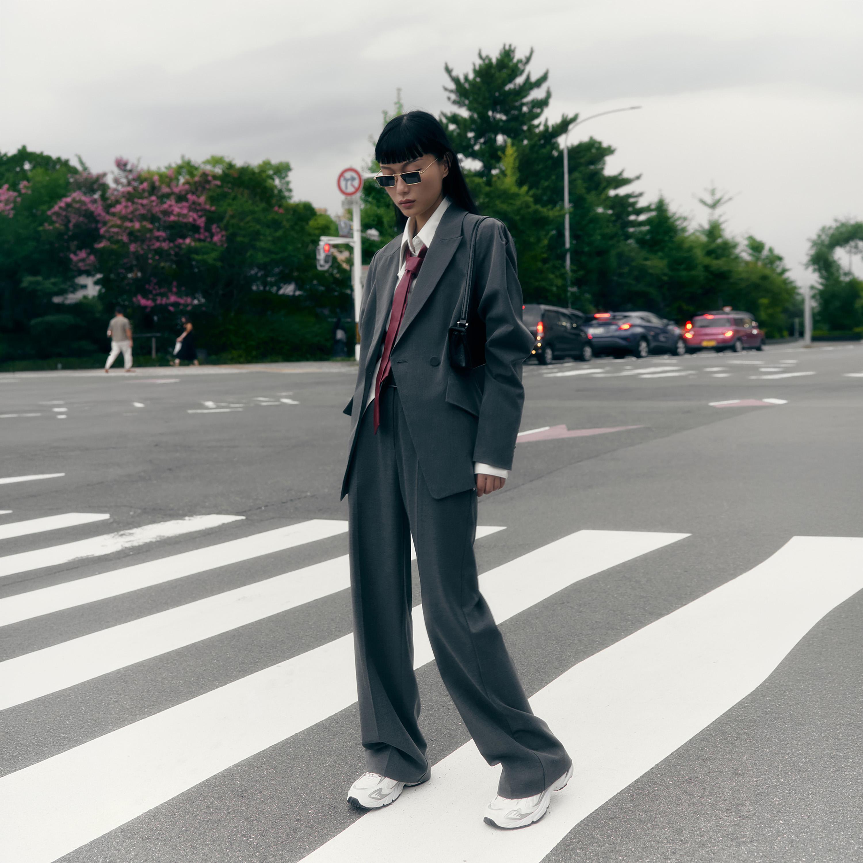بليزر بصف أزرار واحد بأكمام منفوخة وبياقة لايبيل للنساء من ليتشي-women-clothing-coatsandjackets-blazers-image-2