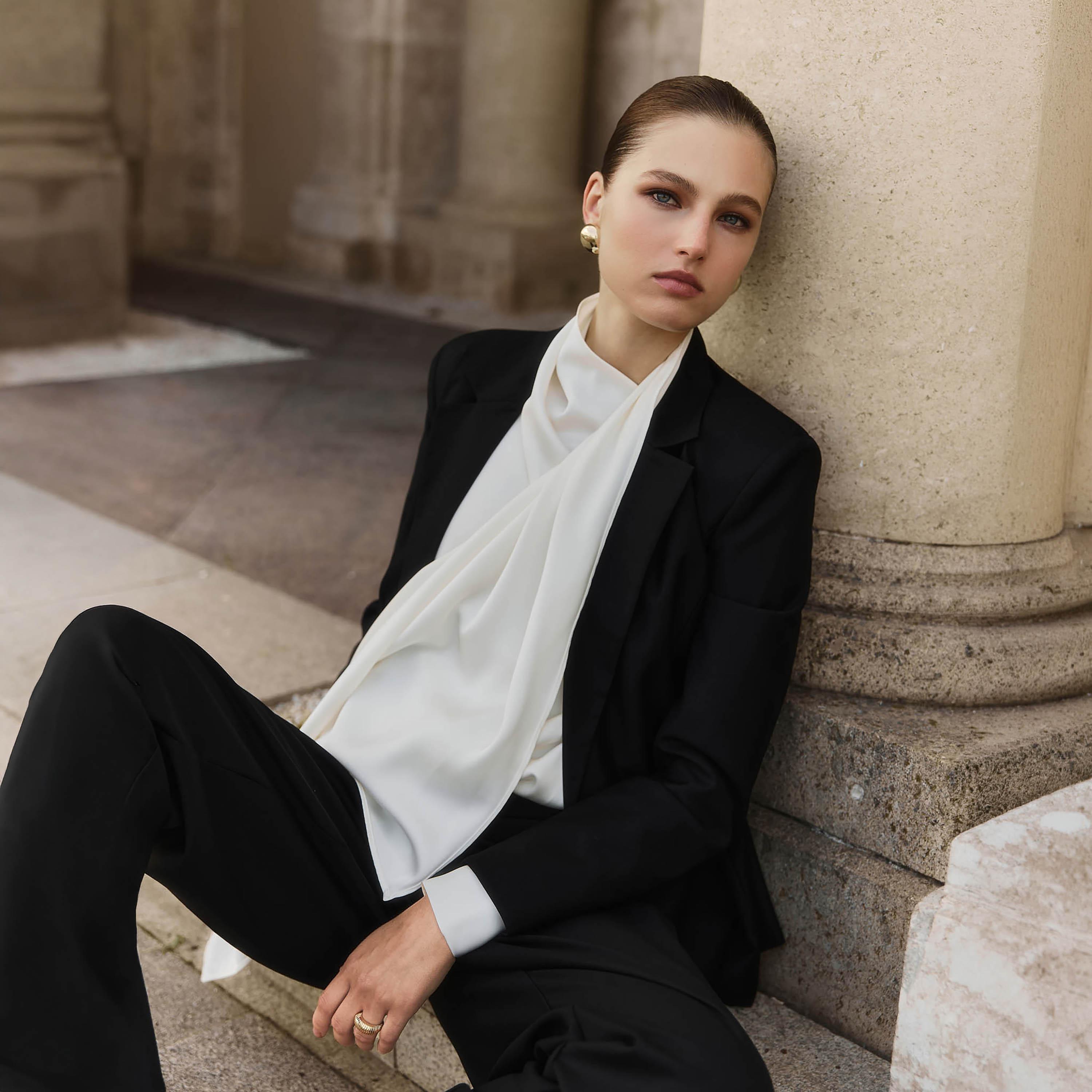 بلازر نسائي بياقة لابل باللون الأسود من ليتشي-women-clothing-coatsandjackets-blazers-image-2