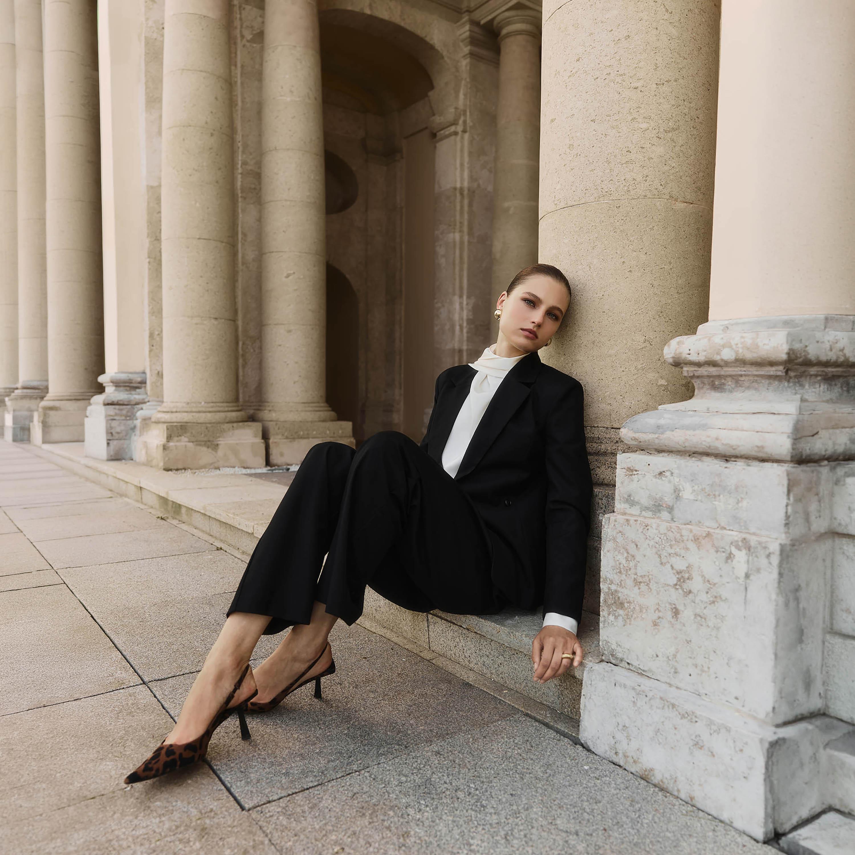 بلازر نسائي بياقة لابل باللون الأسود من ليتشي-women-clothing-coatsandjackets-blazers-image-3