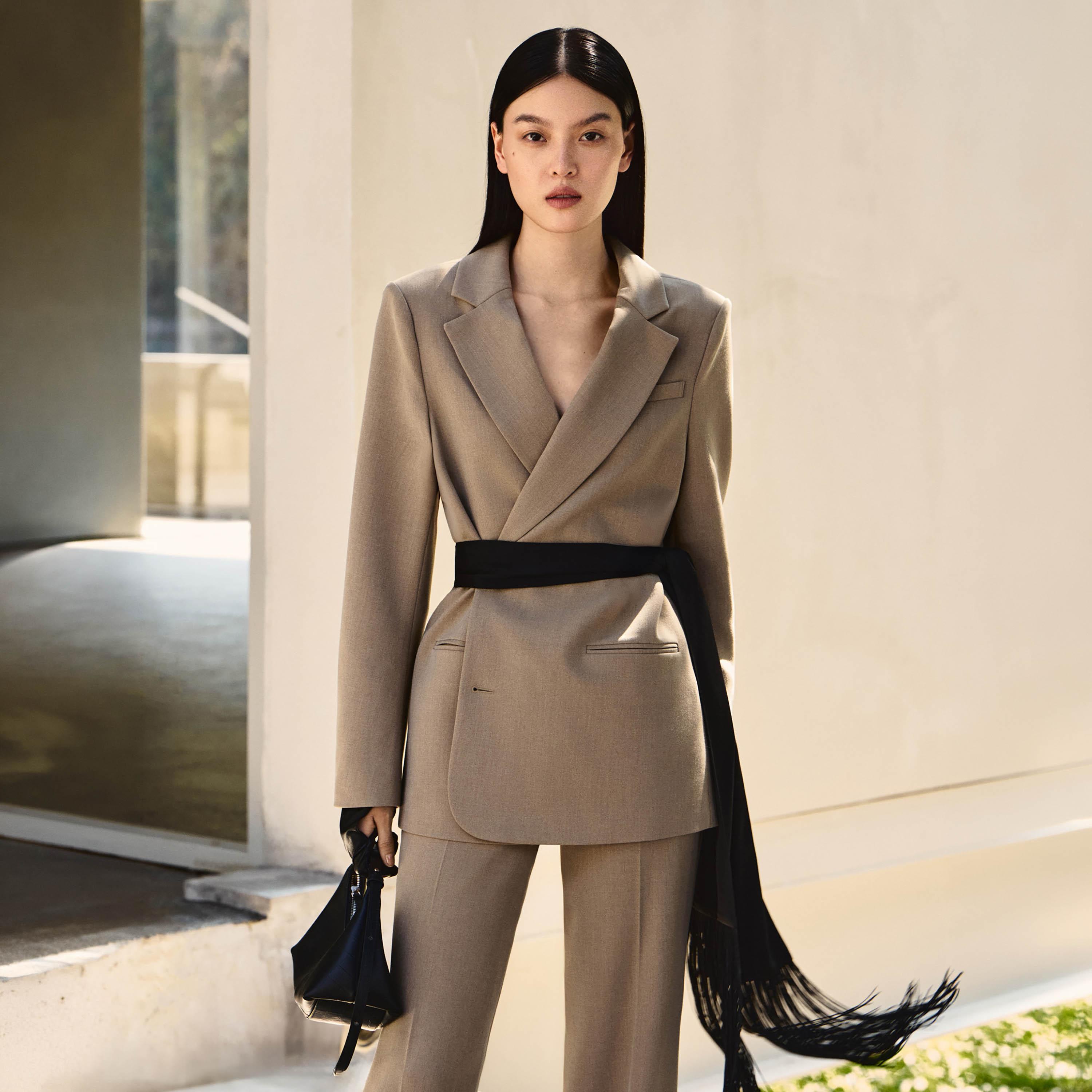 بلازر نسائي بياقة لابل باللون البيج من ليتشي-women-clothing-coatsandjackets-blazers-image-1
