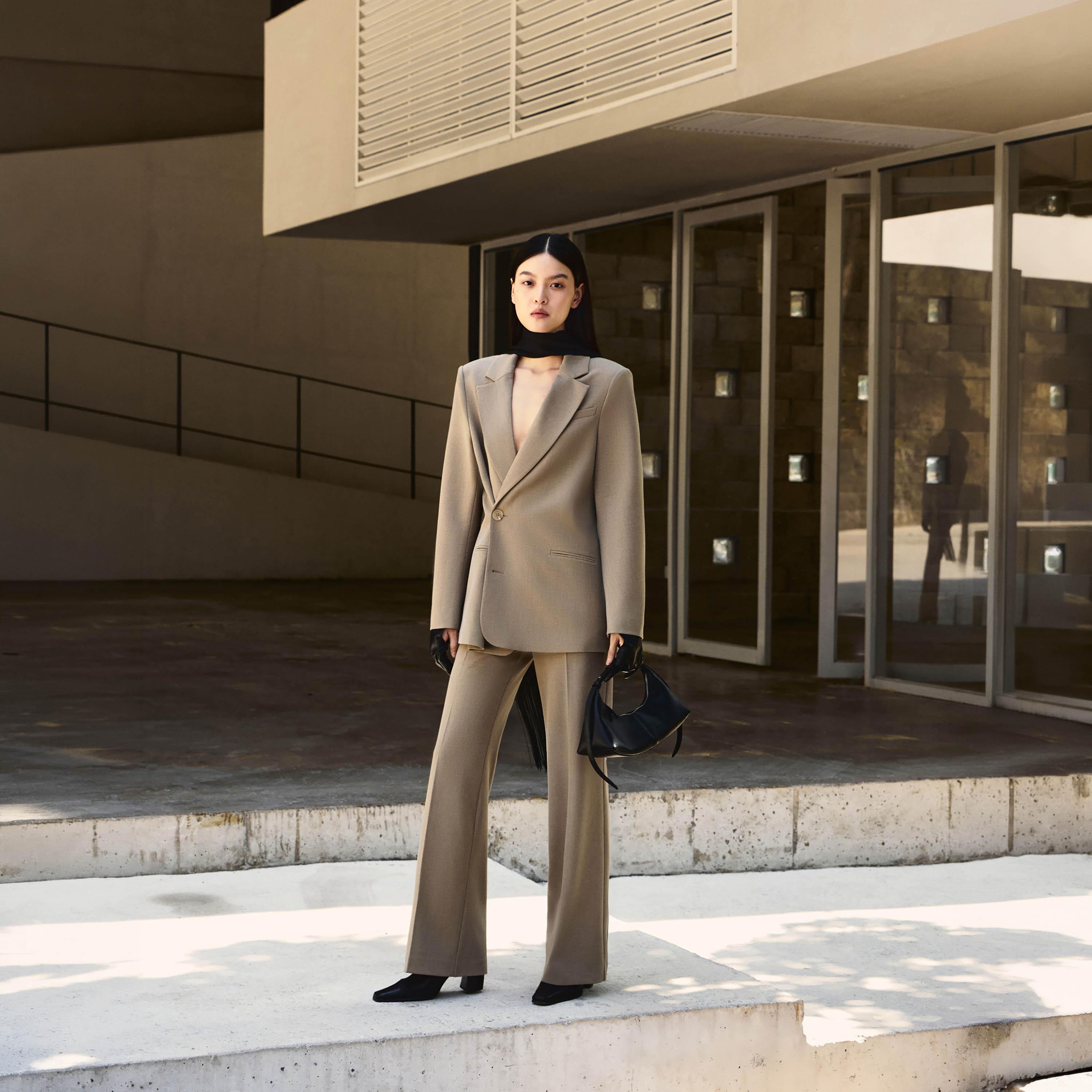 بلازر نسائي بياقة لابل باللون البيج من ليتشي-women-clothing-coatsandjackets-blazers-image-2